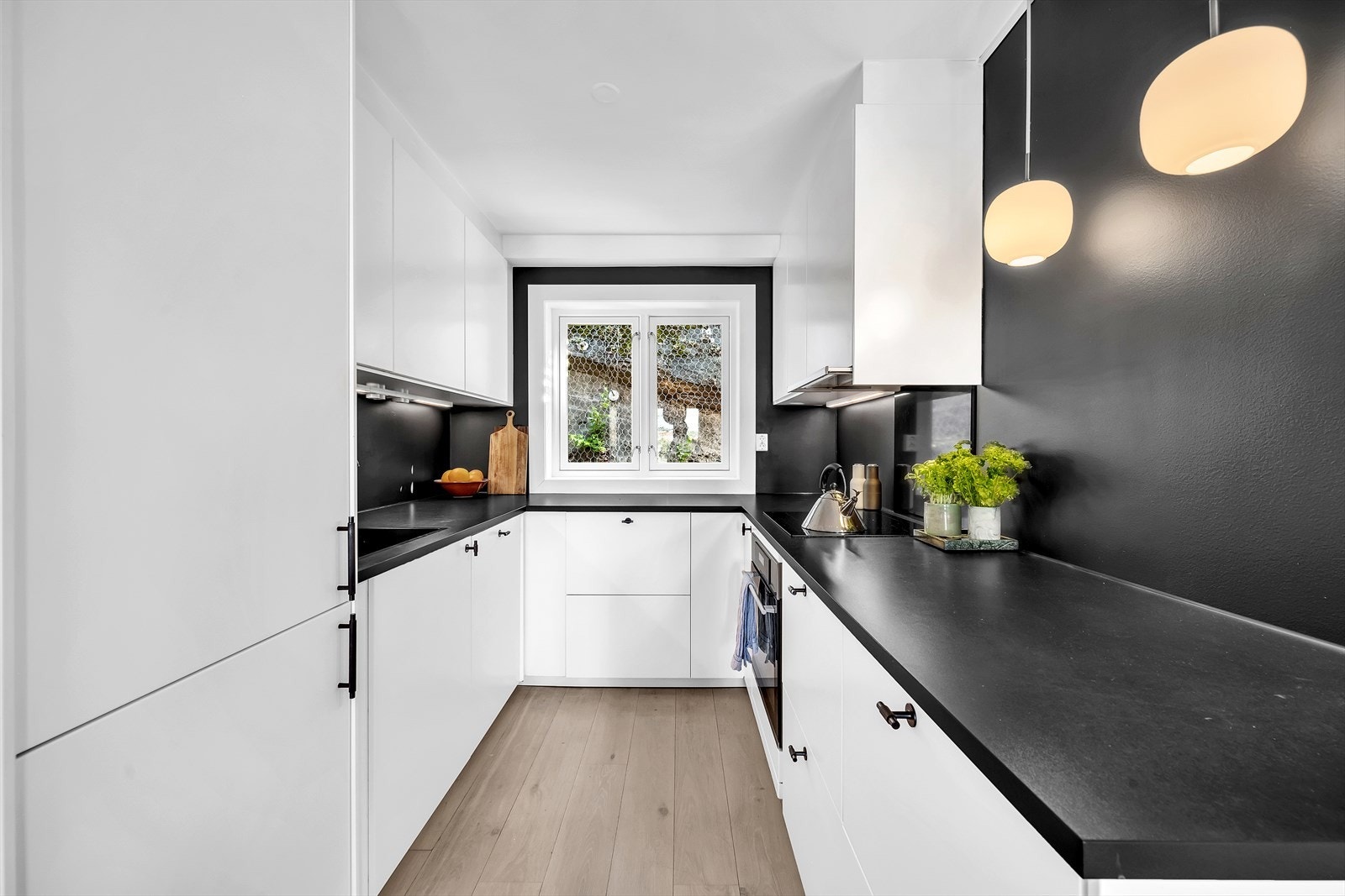 Pent IKEA-kjøkken fra 2016 innredet med glatte, laminerte fronter og laminert benkeplate Galleribilde