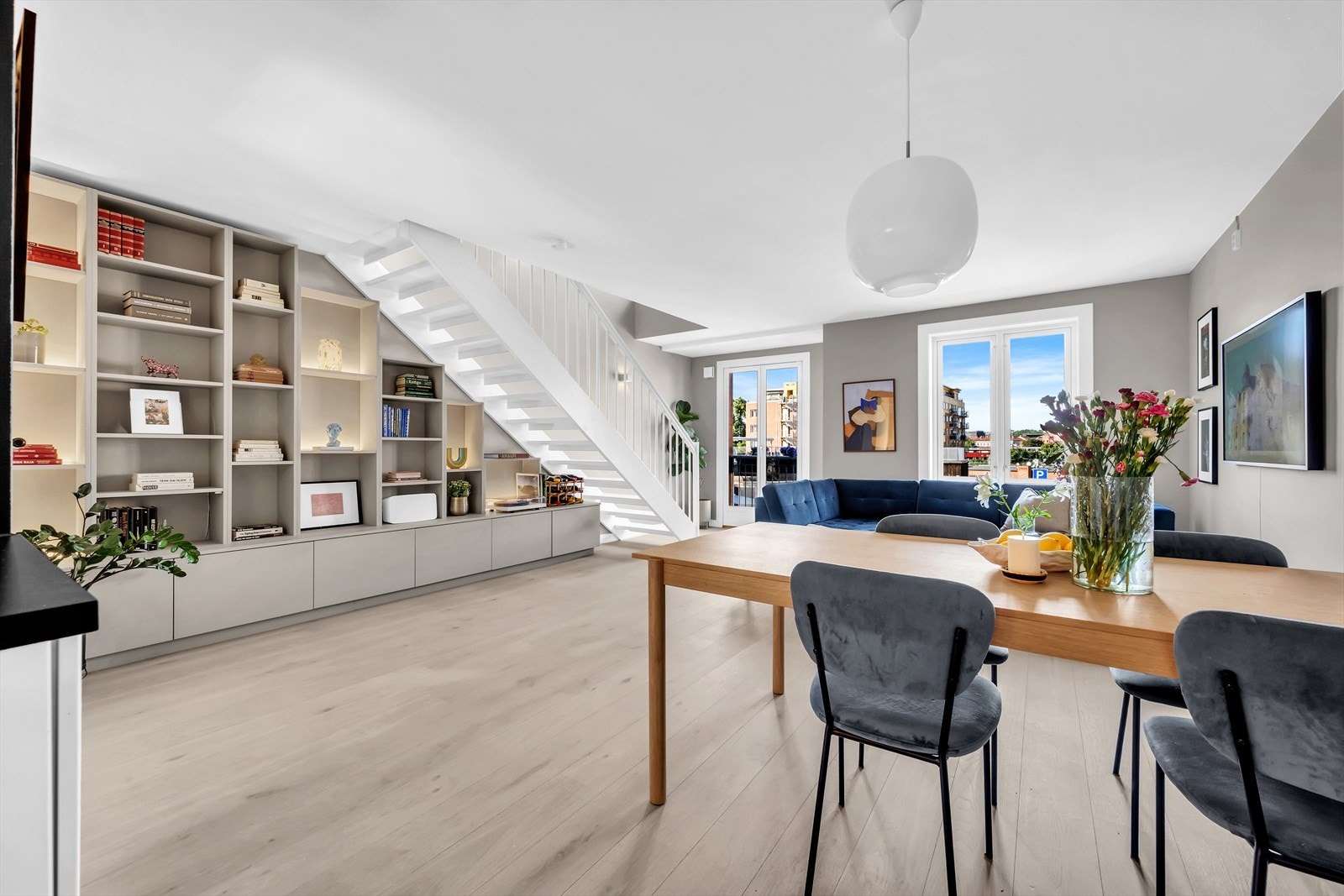 En nydelig 3-roms som nylig har blitt oppgradert med ny parkett, malte vegger, nye lister og mer! Galleribilde