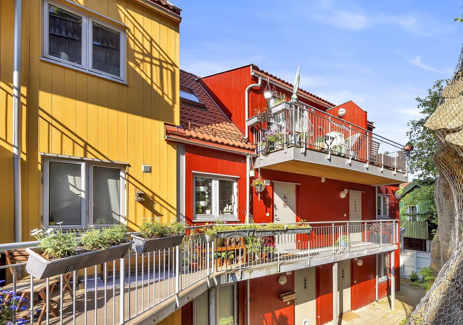 Velkommen inn - leiligheten har en skjermet beliggenhet med gode solforhold. Galleribilde