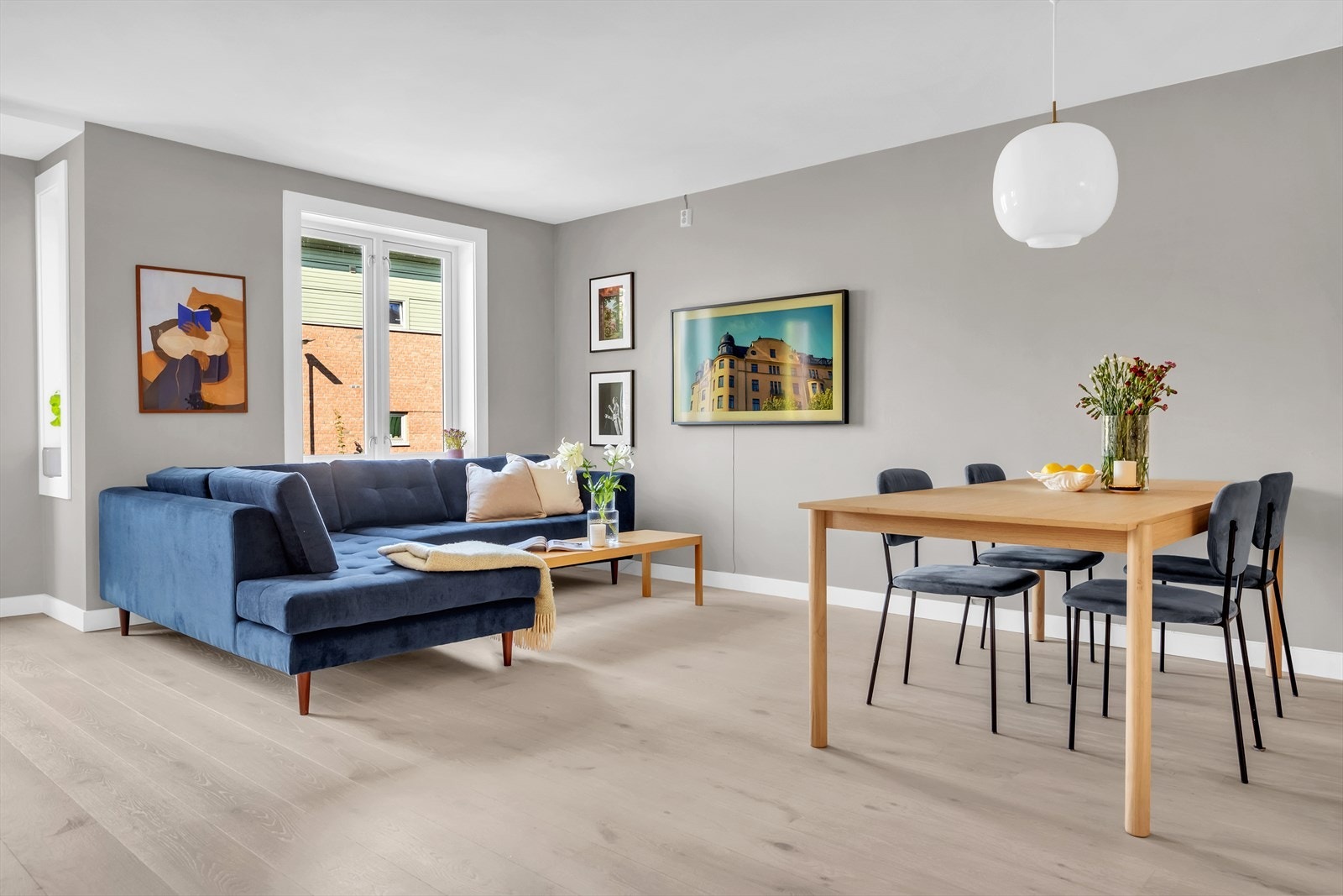 Her er det god plass til sofa, spisebord og øvrig møblement Galleribilde