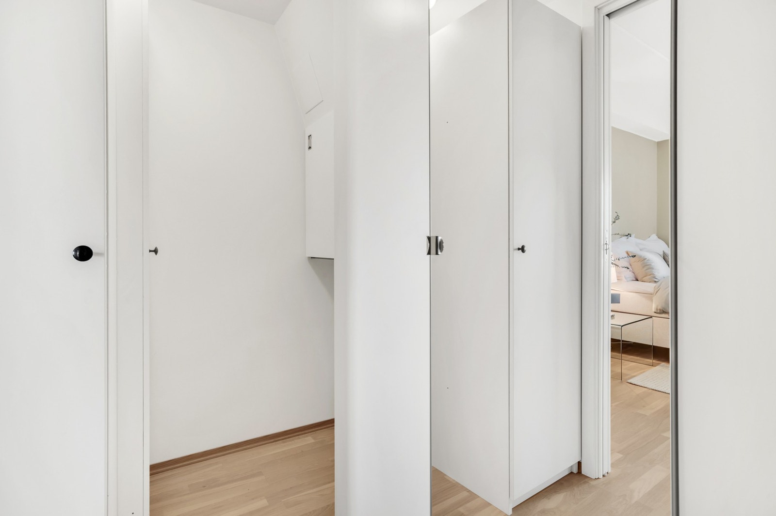 Eget walk-in closet/bod i tilknytning til hovedsoverommet. Galleribilde