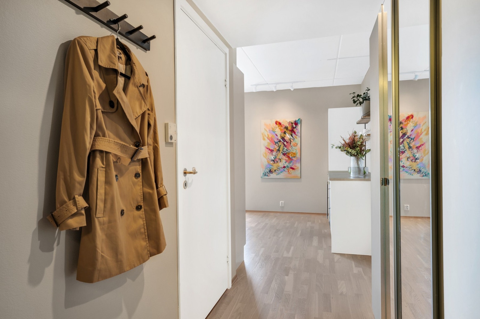 Lys og flott entré med god plass til garderobeskap. Galleribilde