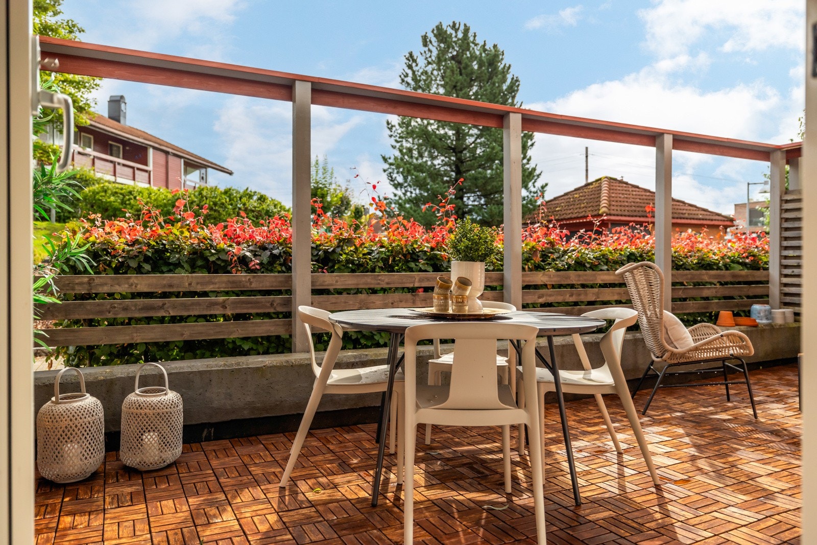 Terrassen har sol fra morgenen så her er det perfekt å nyte frokosten i sommerhalvåret Galleribilde