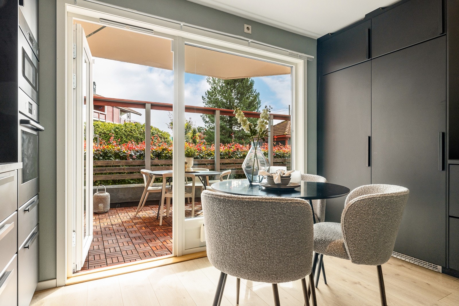 Spisekjøkkenet har plass til et frokostbord og fra kjøkkenet har du adkomst til leilighetens terrasse Galleribilde