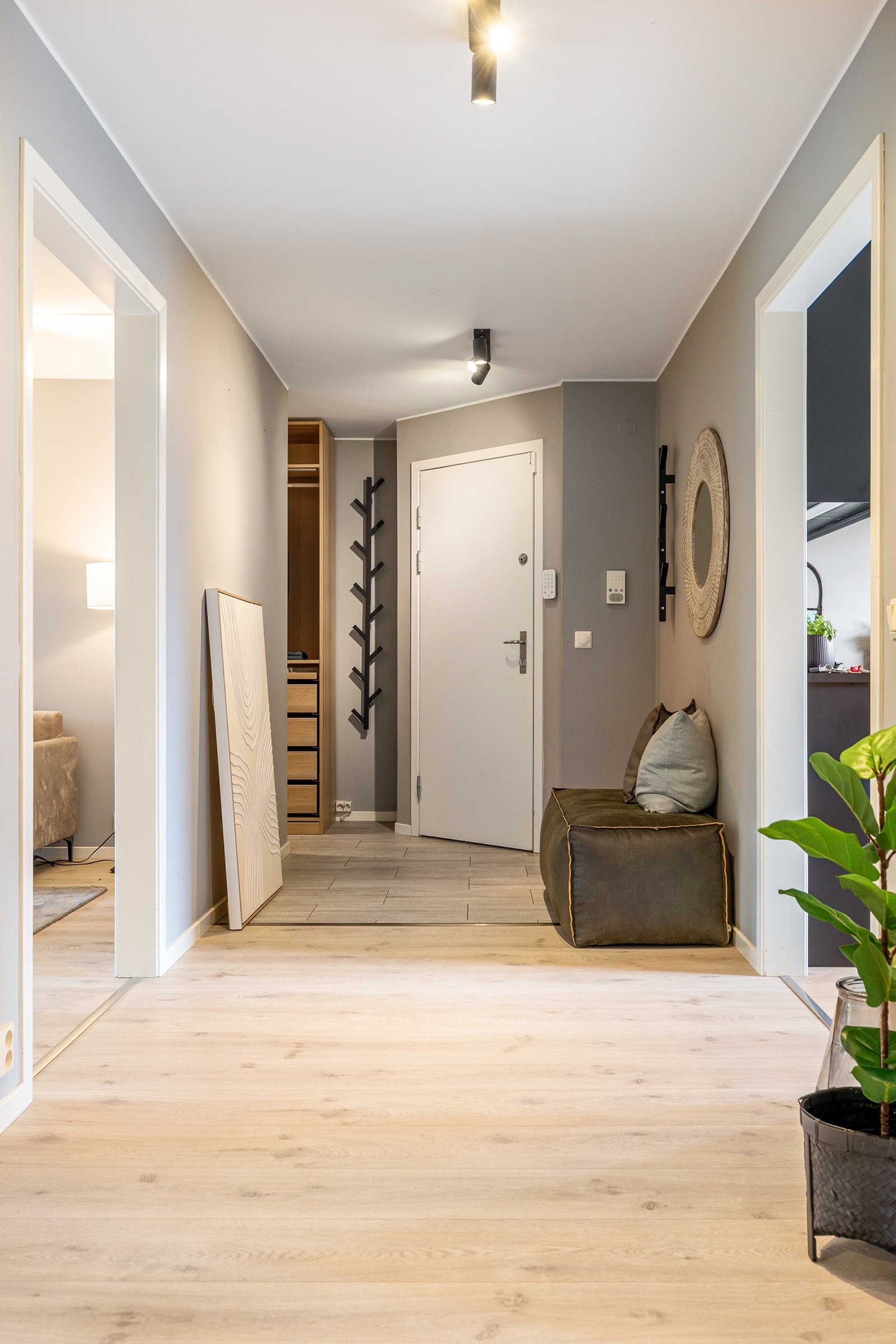 Entreen er flislagt med fliser fra Cemento cassero grigio og veggflatene er slette Galleribilde