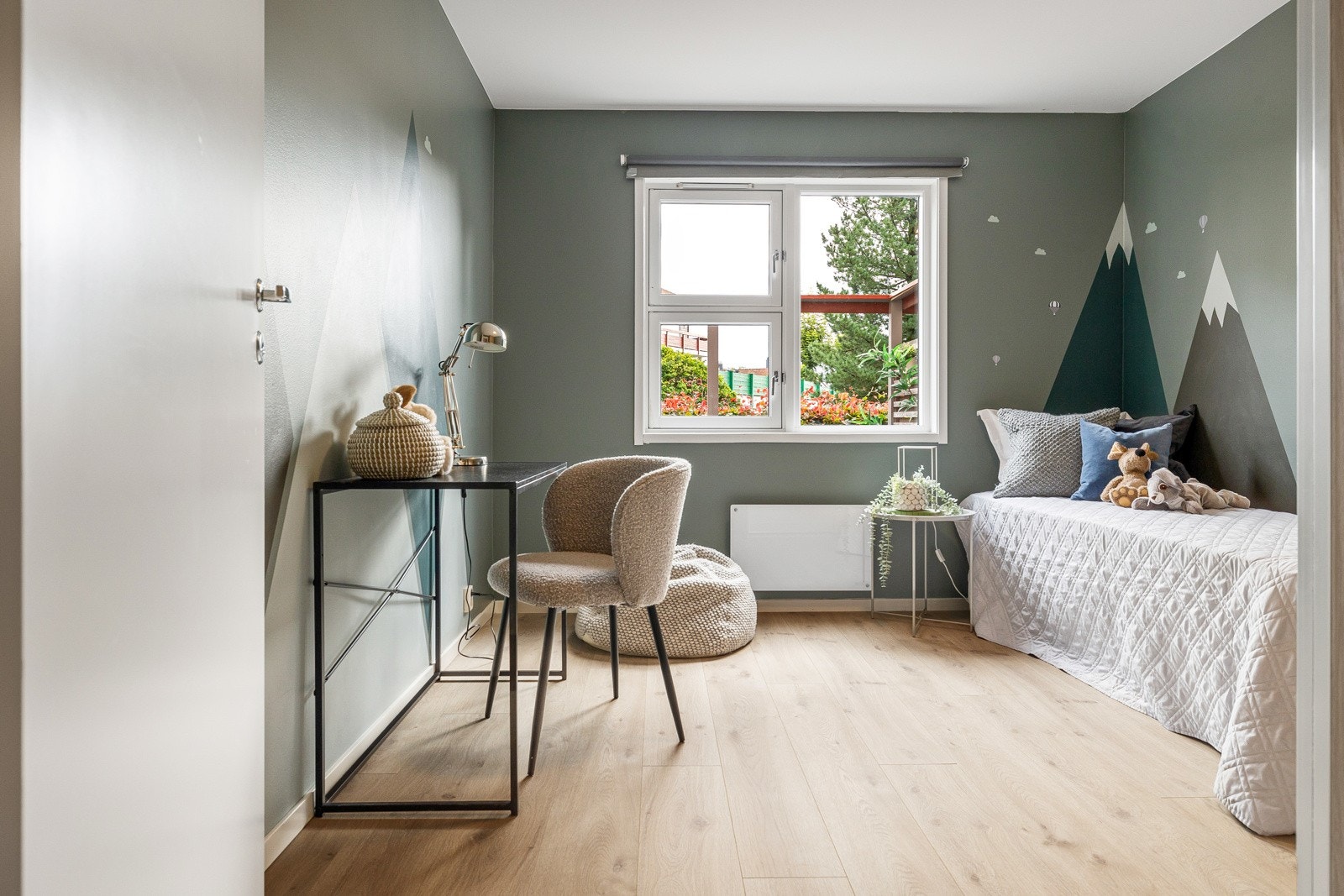 På soverom II er det også plass til dobbeltseng og PAX skyvedørsgarderober fra IKEA Galleribilde