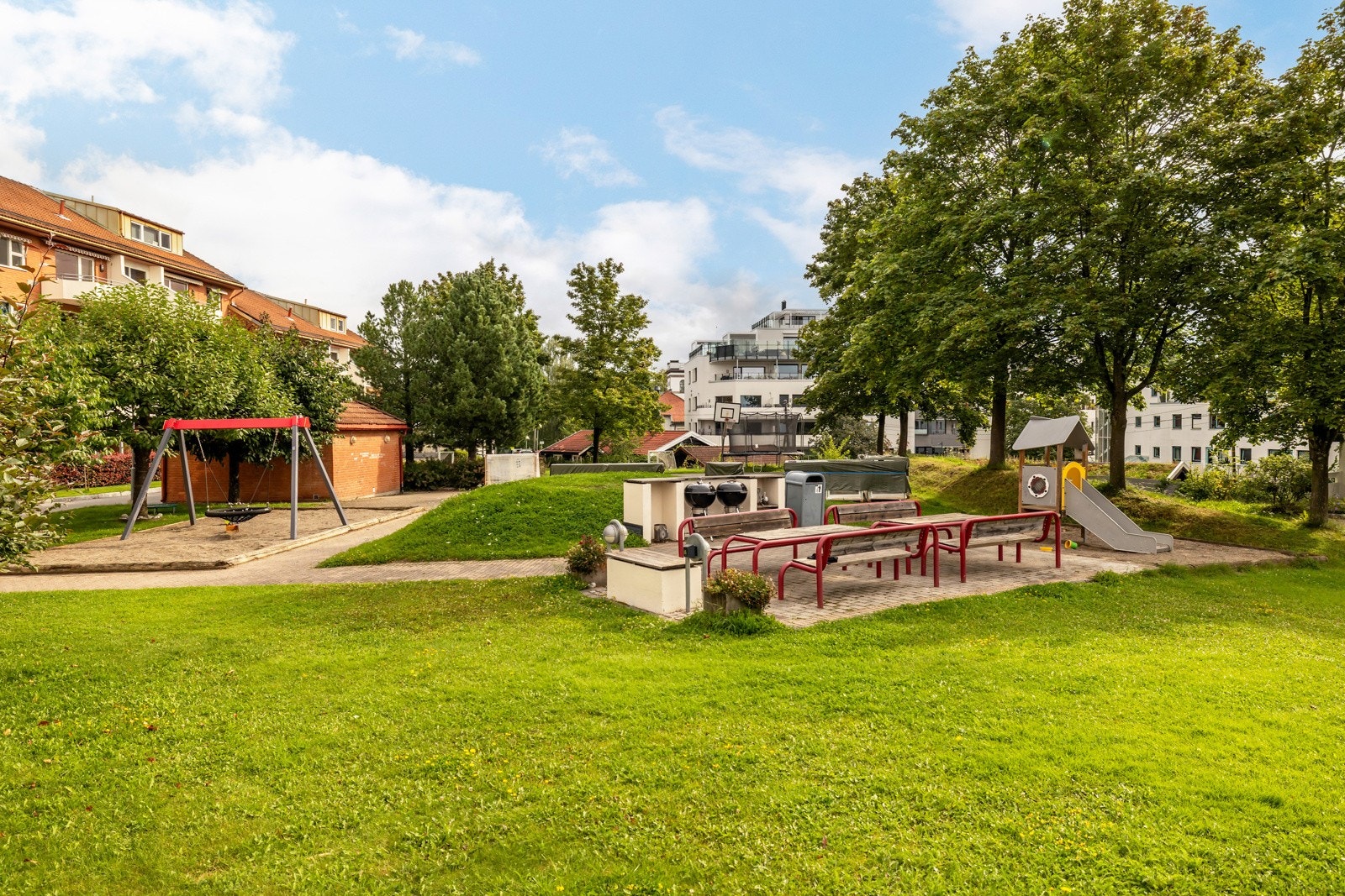 Her finner du blant annet plen, lekeplass og sittegrupper Galleribilde