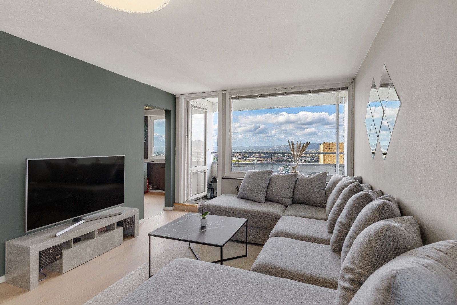 Legg merke til de store vindusflatene som bidrar til mye naturlig lysinnslipp. Galleribilde