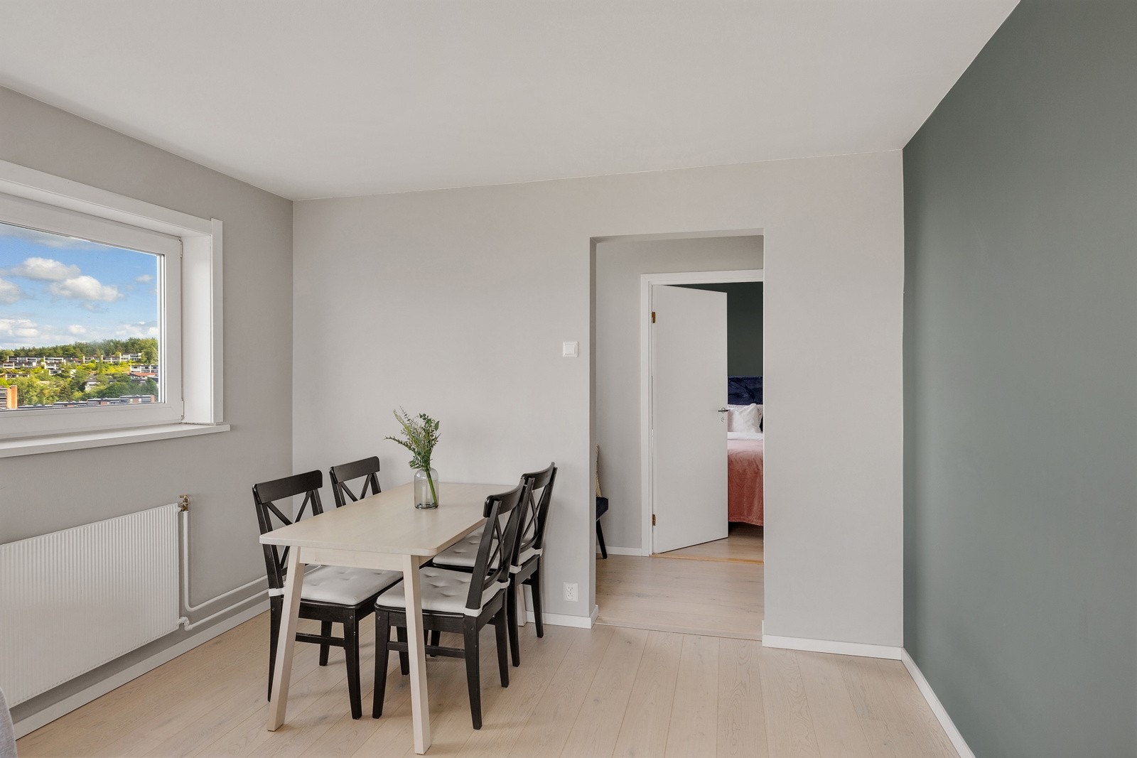 Det er plass til spiseseksjon i stuen. Galleribilde