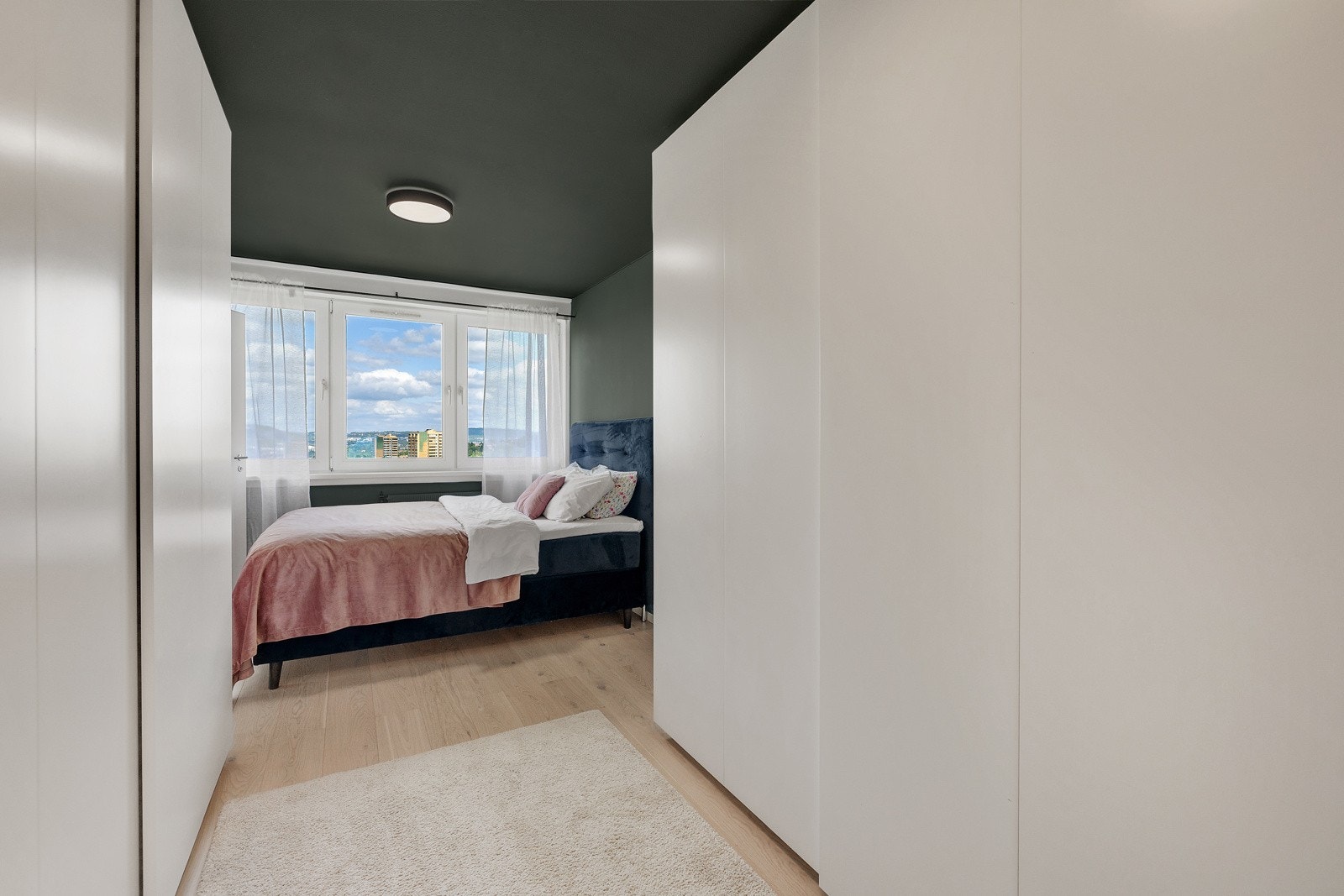 Det medfølger en stor skyvedørsgarderobe med god lagringsplass til diverse. Galleribilde