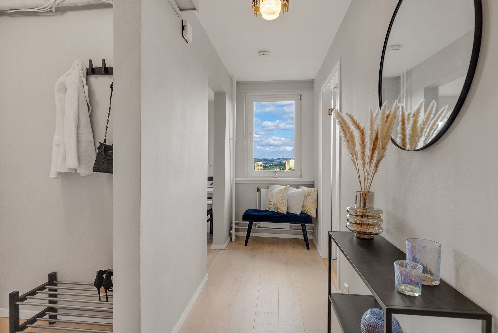 Den innbydende entreen skaper et godt førsteinntrykk av leiligheten. Galleribilde