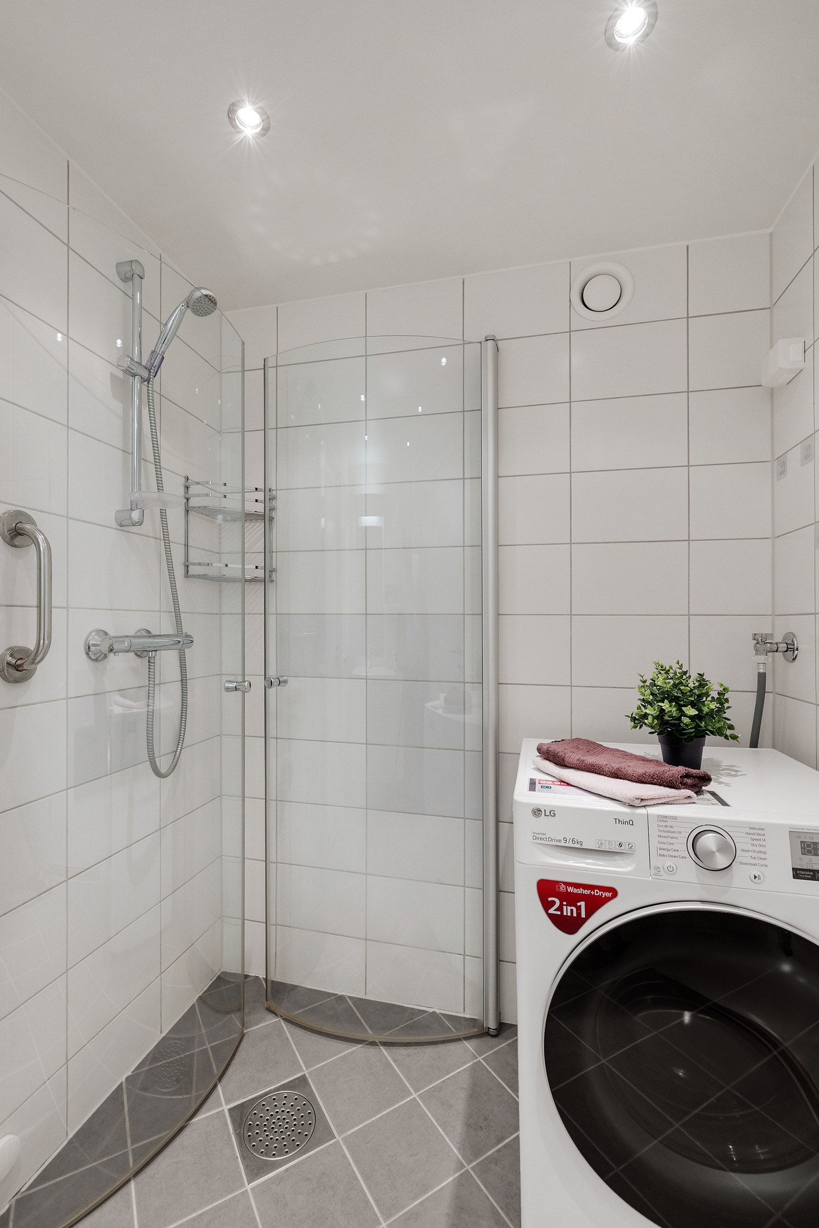 Det flislagte badet har vegghengte dusjdører i glass, samt downlights i himling. Galleribilde