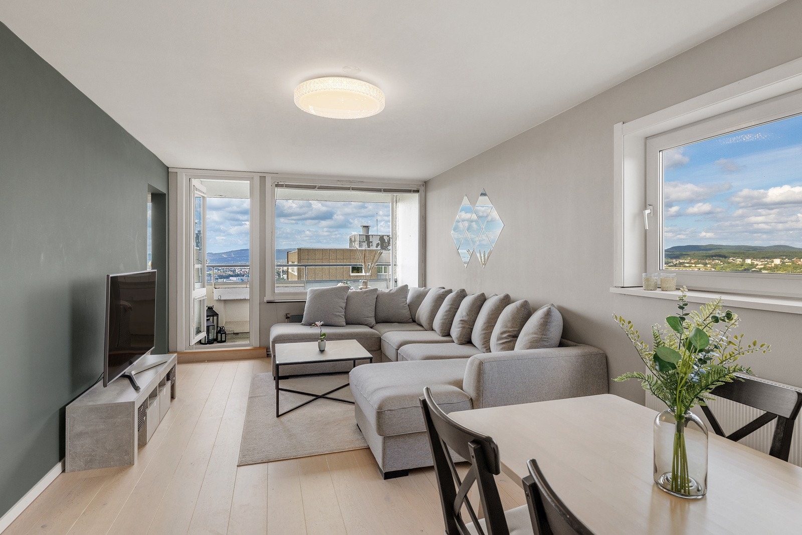 Stuen er romslig med plass til sofaseksjon samt medievegg. Det er lagt nytt 1-stavs parkett i hele boligen. Galleribilde