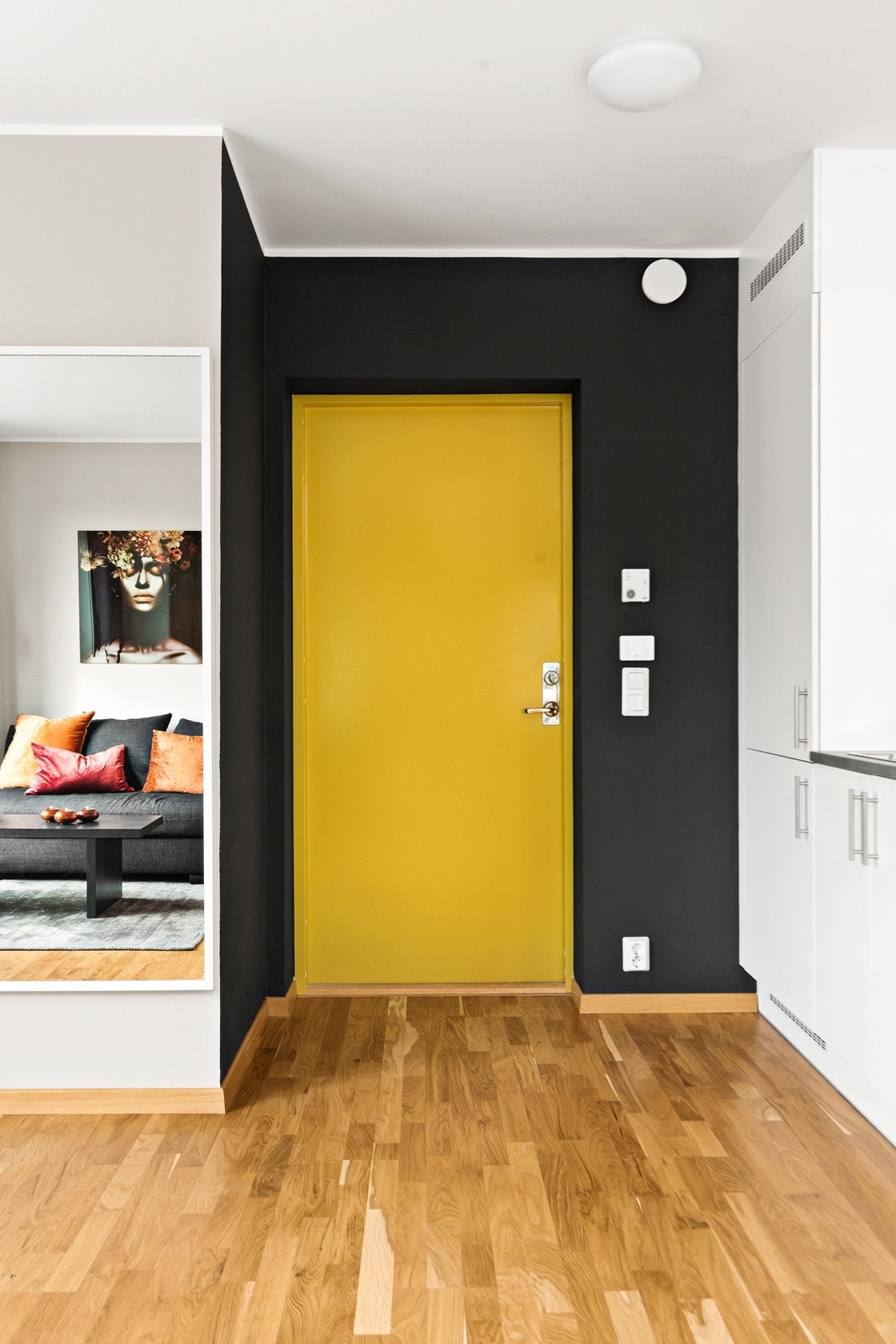 Moderne uttrykk med kontrastvegg. Galleribilde