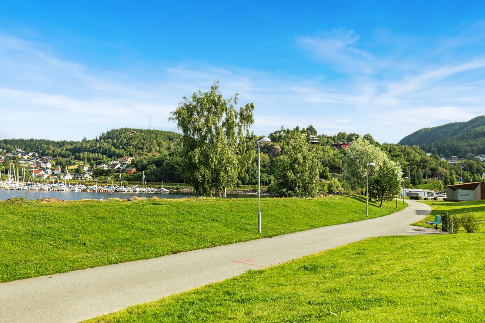 Strandpromenaden innbyr til fine turer. Her er det også gatebelysning. Galleribilde