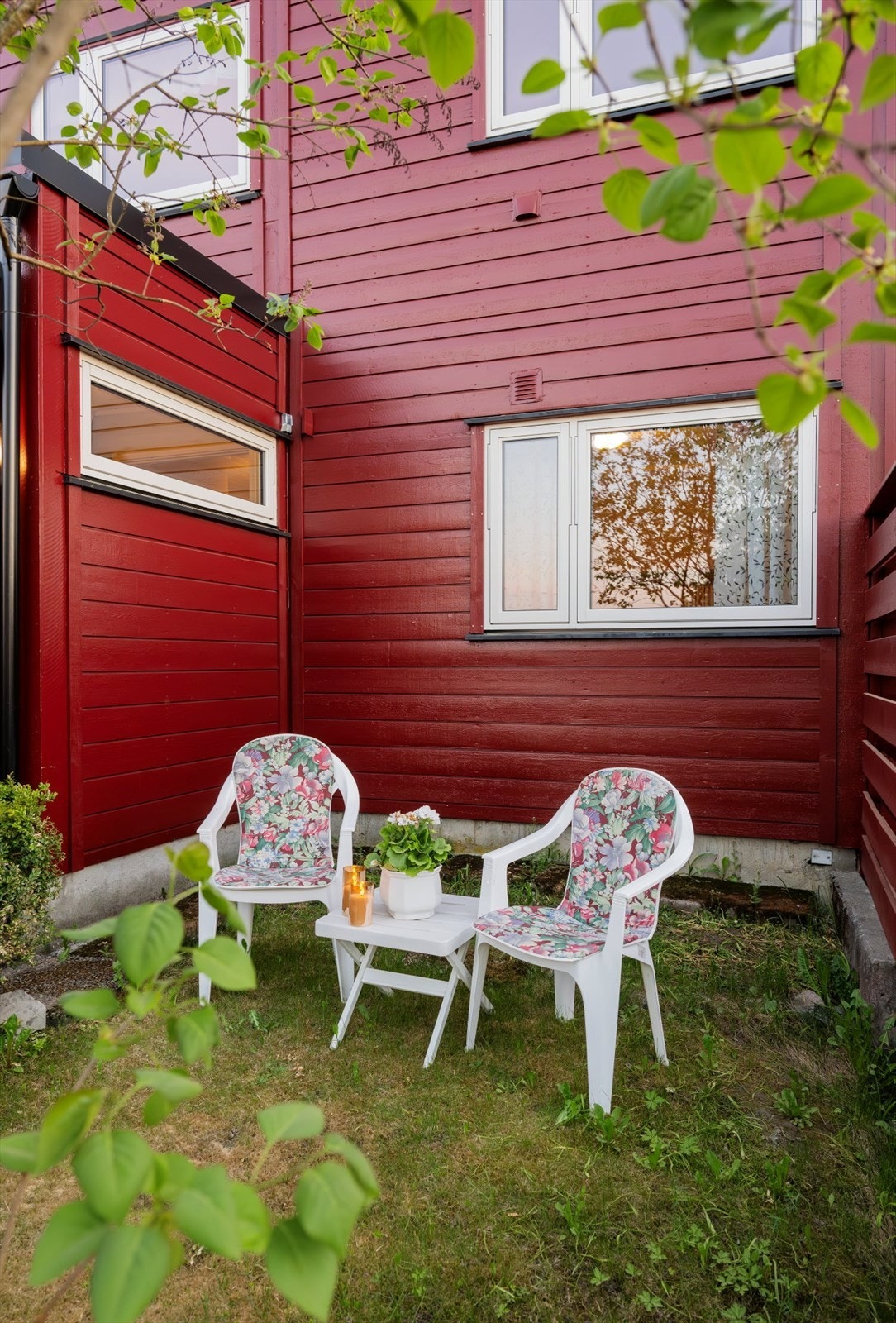 På fremsiden har vi også en liten hage parsell hvor du kan nyte morgenkaffen. Galleribilde