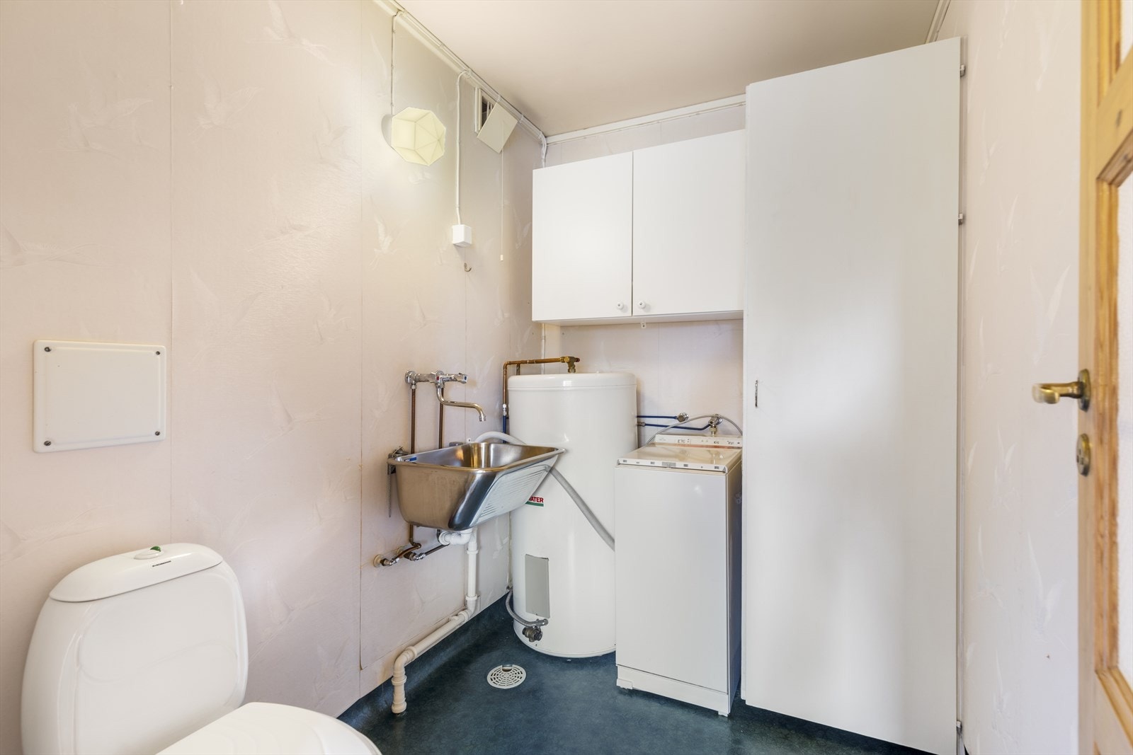 Fra kjøkkenet er det inngang til vaskerom med varmtvannskap, tørkeskap og WC. Galleribilde