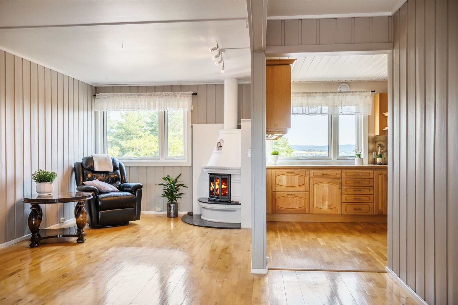 Koselig hjørne med plass til en hyggelig sittegruppe foran peisen. Perfekt på de kaldeste dagene. Galleribilde