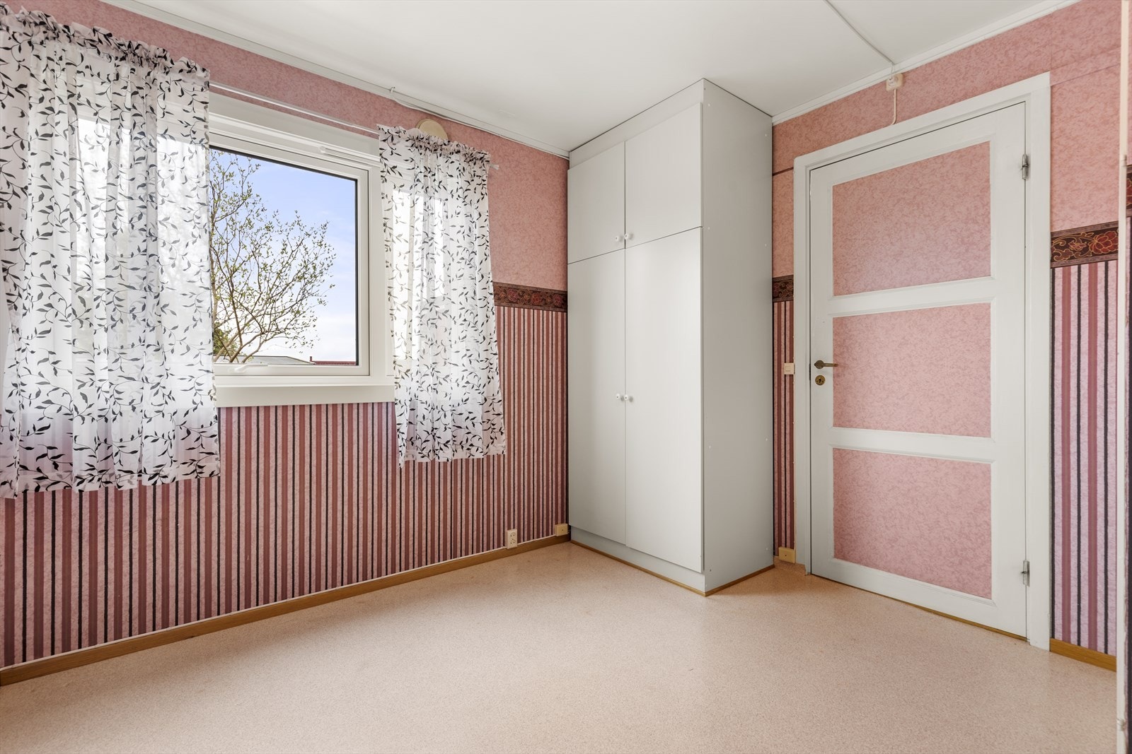 Soverommet er i dag innredet med et garderobeskap. Galleribilde