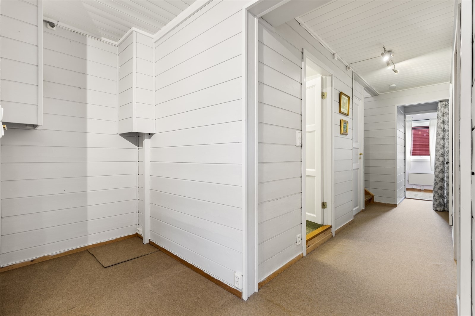 Entre med plass til å henge fra seg yttertøy og sko. Galleribilde