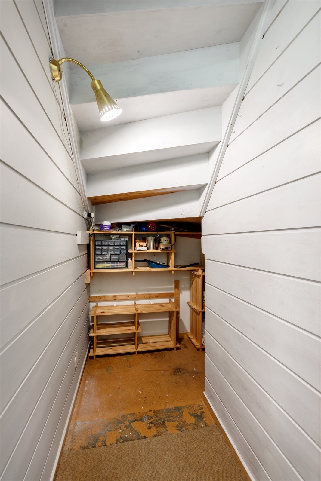 Bod under trappen som gir godt med lagringsplass. Galleribilde