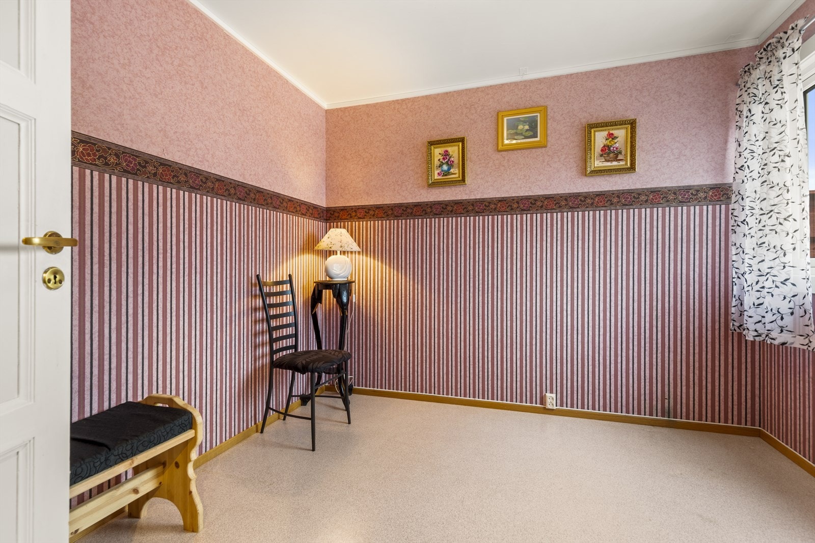 Soverom 3 har god størrelse og har fint plass til en dobbeltseng, samt tilhørende møblement. Galleribilde