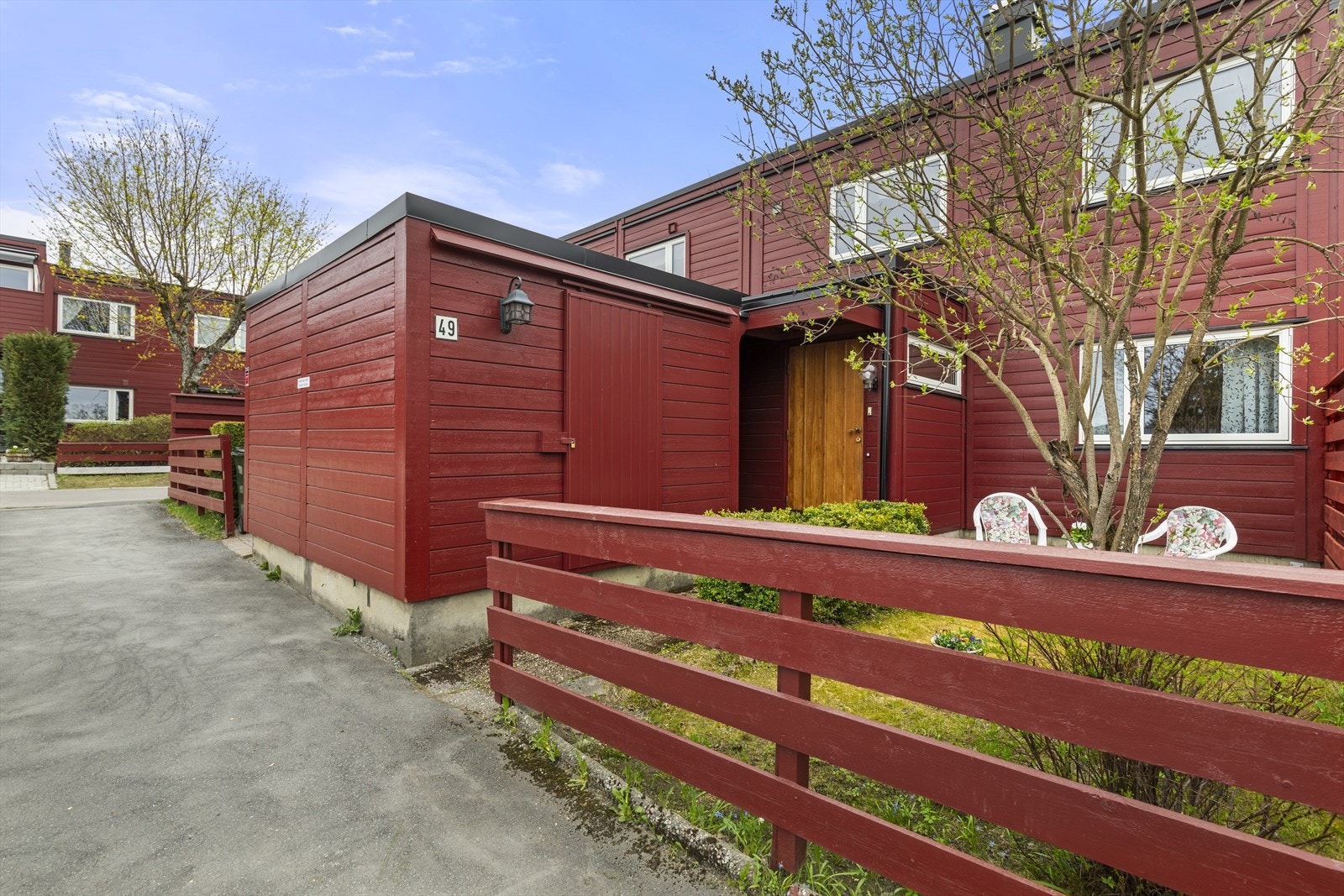 Rolig, men sentral plassering av rekkehuset i et veletablert borettslag. Galleribilde