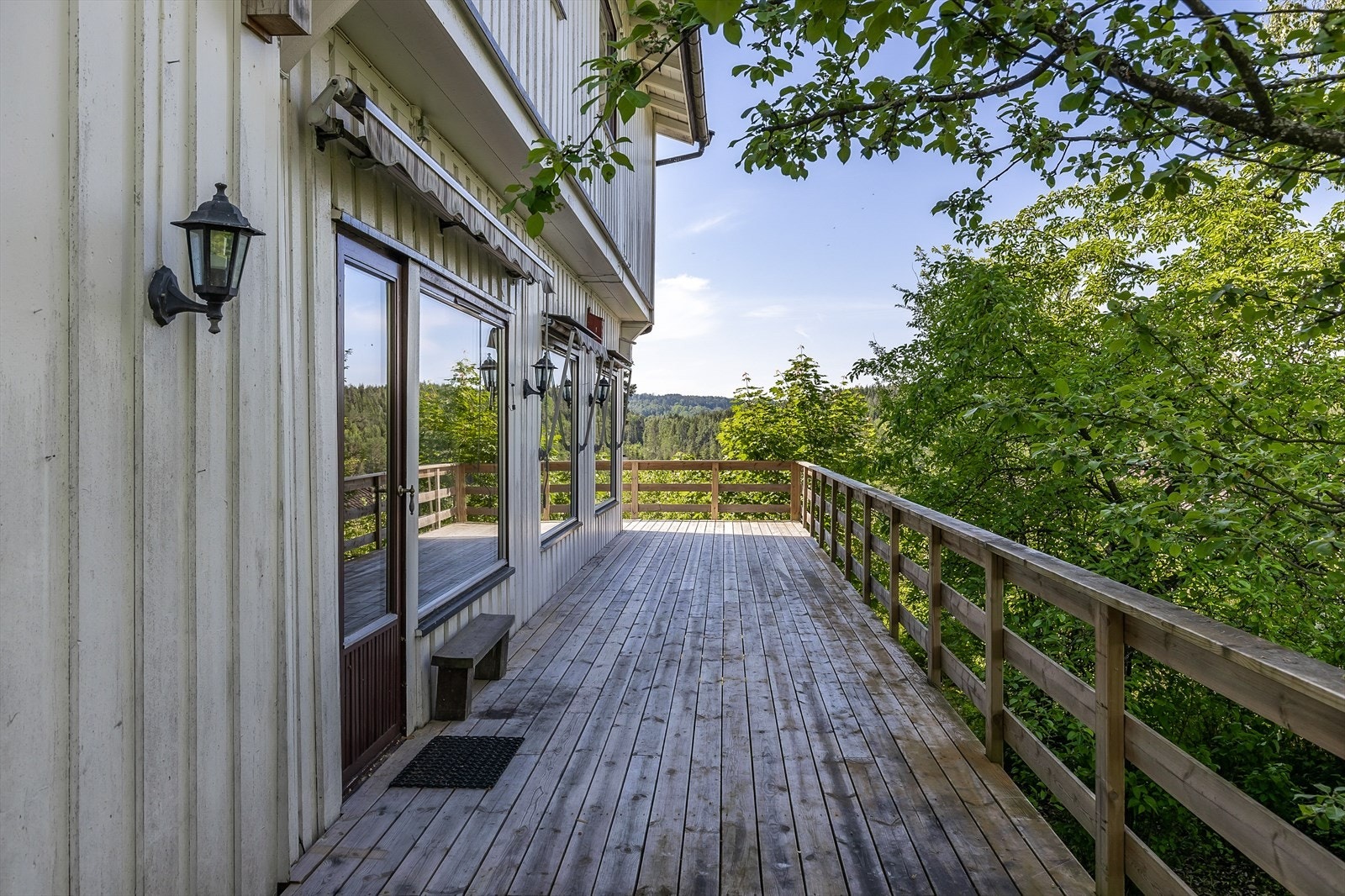 Terrasse har utgang fra stue og peisestue Galleribilde