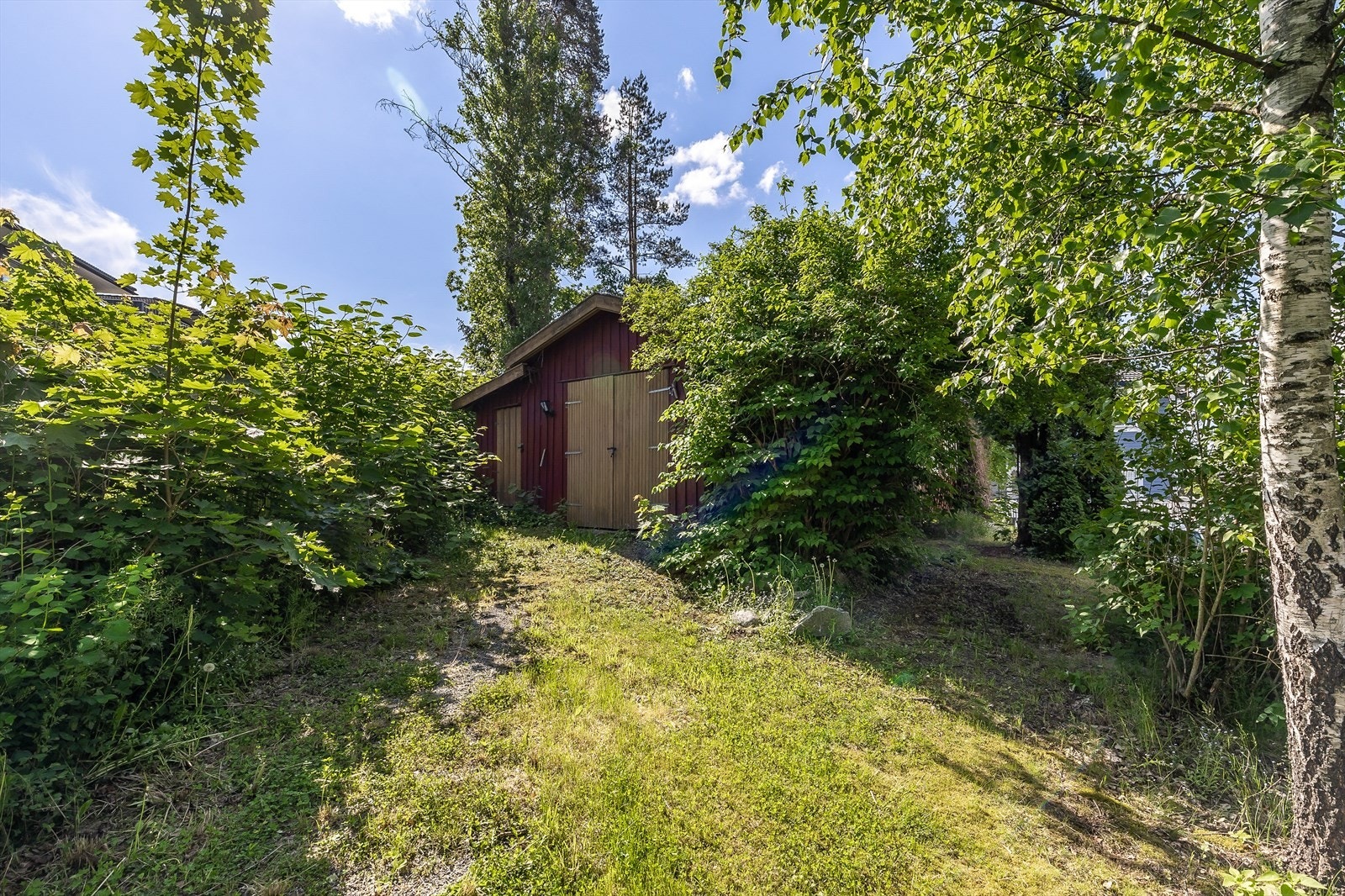 Eldre uthus/garasje på tomten Galleribilde