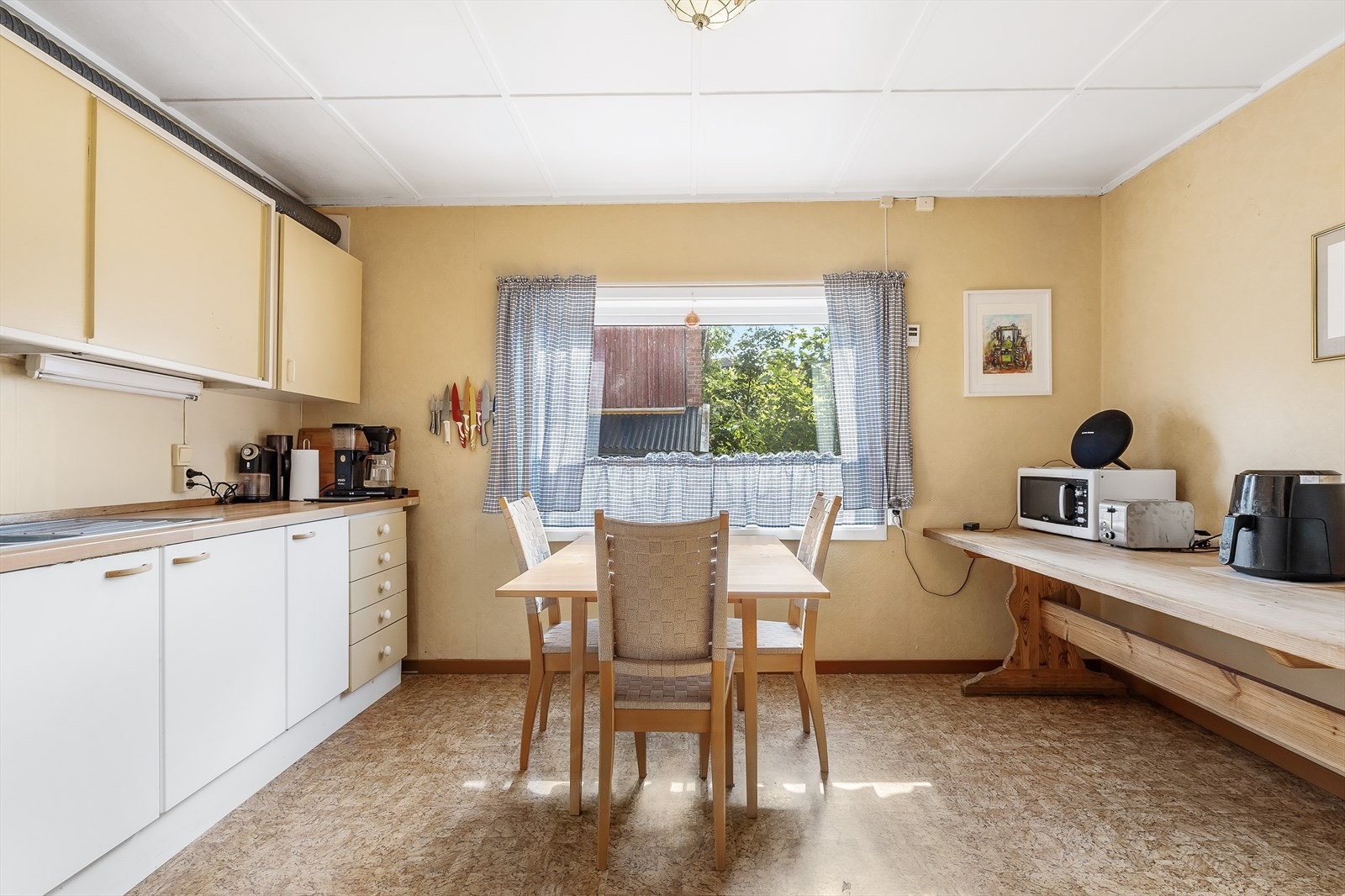 Eldre kjøkkeninnredning med slette fronter i 2. etasje med plass til spisebord Galleribilde