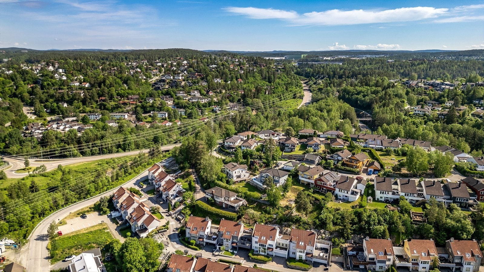Det er nærhet til bussholdeplass, togstasjon, marka mm Galleribilde