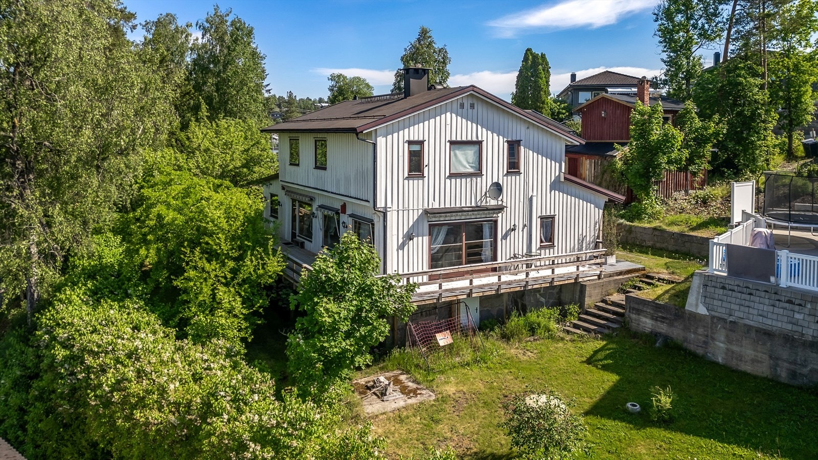 Eldre enebolig og uthus/garasje Galleribilde