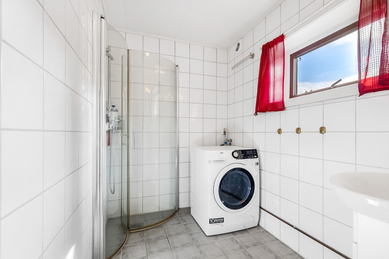 Bad i 2. etg med opplegg for vaskemaskin, wc og dusjhjørne med glassdører Galleribilde
