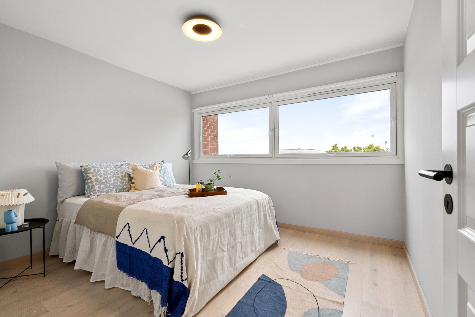 Soverommet er lyst og fint med store vindusflater. Galleribilde