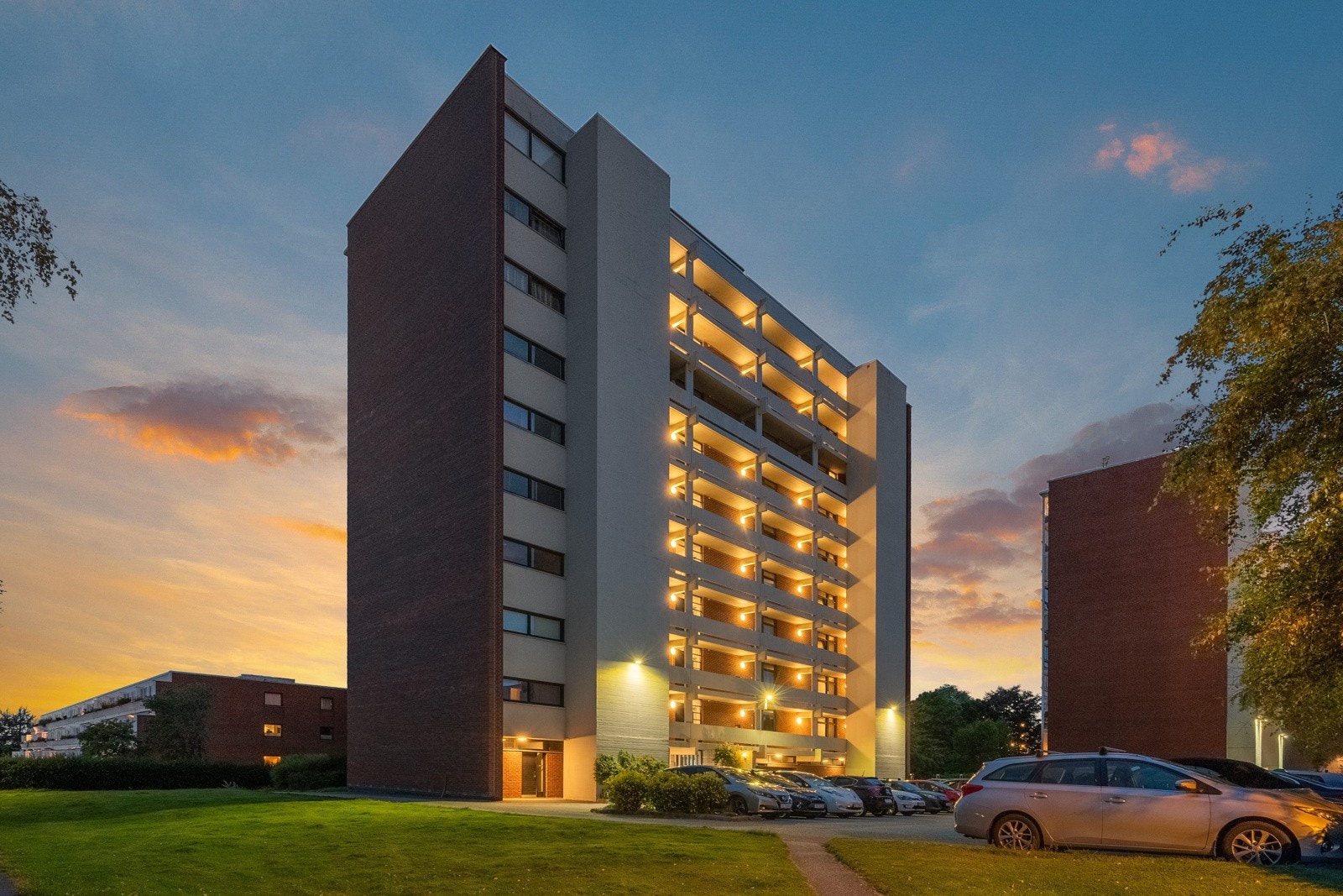 Parkering med el-bil lader utenfor blokken. Det er også kort vei til bussholdeplass med gode bussforbindelser samt enkel adkomst til E39. Galleribilde