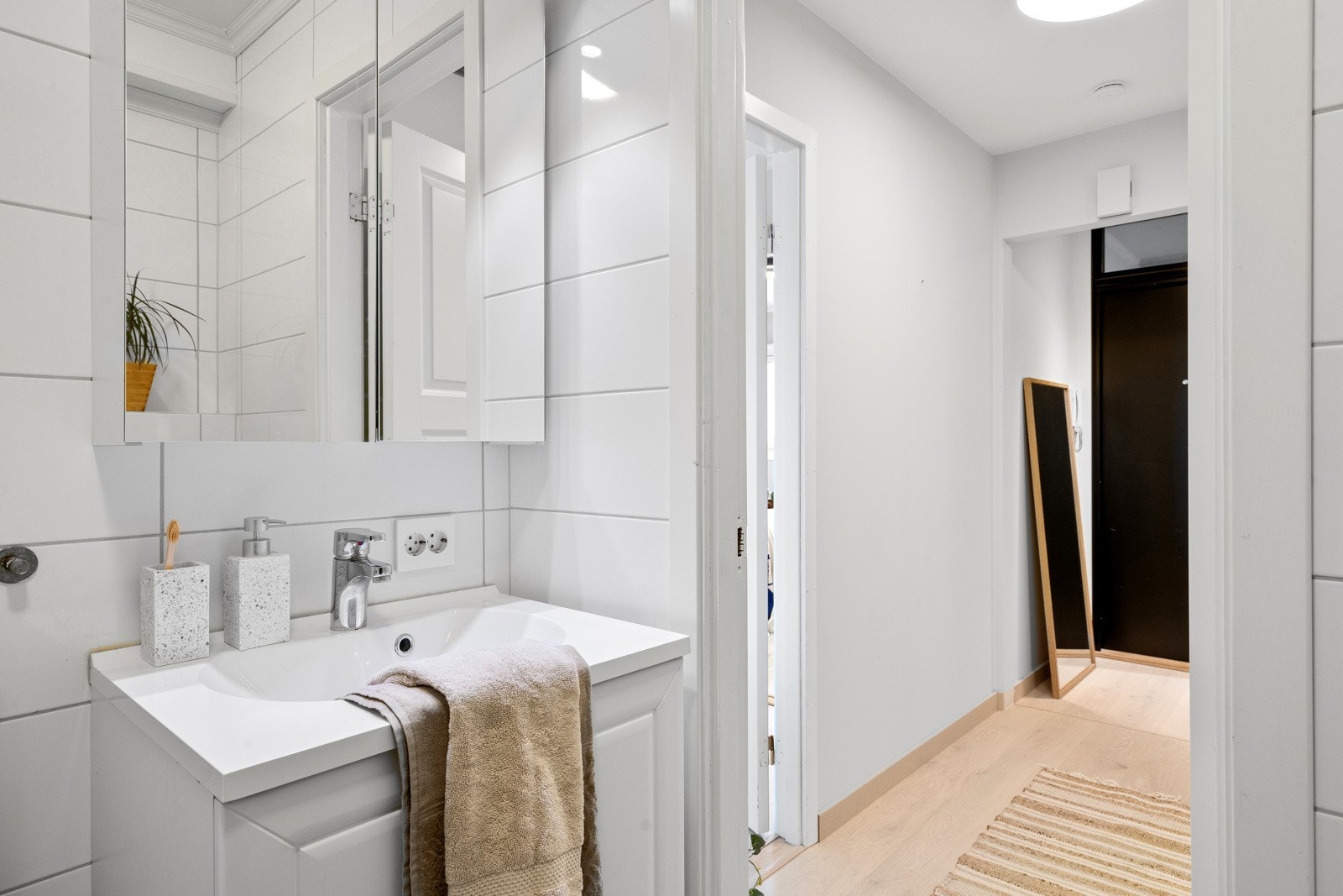 Flislagt bad fra 2012 med god standard. (Membran, fliser, sluk og sanitærutstyr). Galleribilde