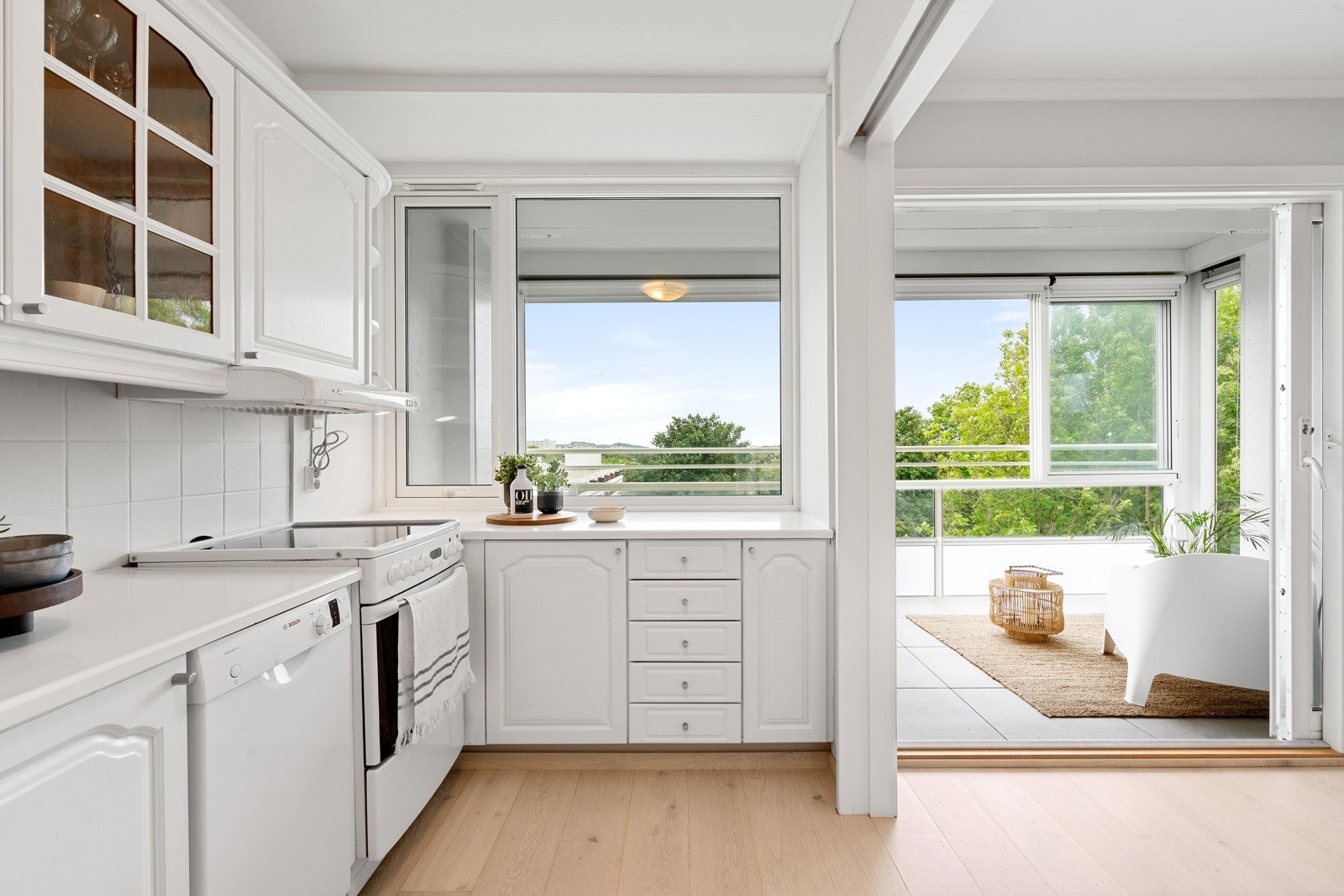 Kjøkken i delvis åpen løsning med stue. Galleribilde