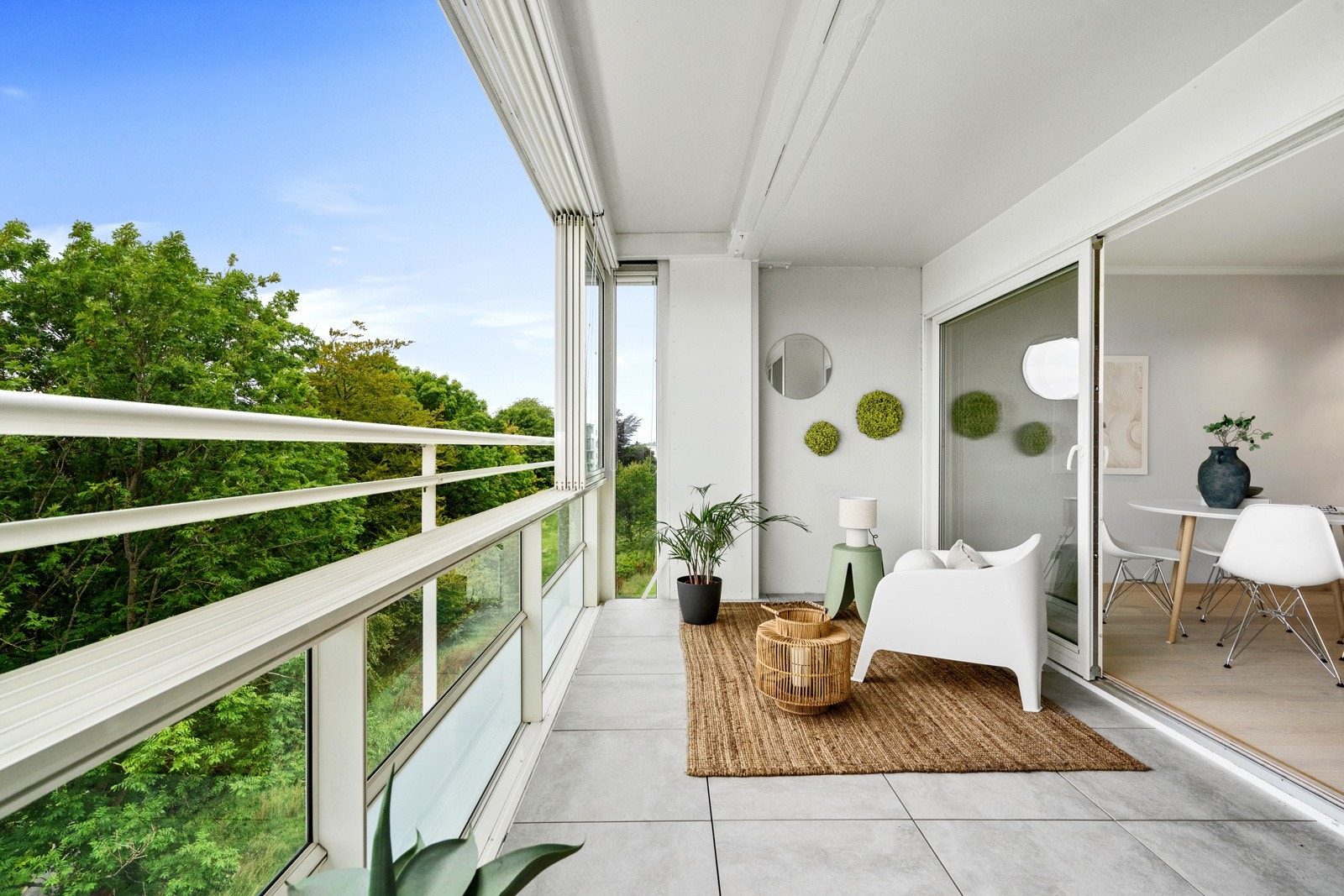 Balkongen er kledd med lekre systemfliser på pidestaller fra Flisekompaniet. Galleribilde