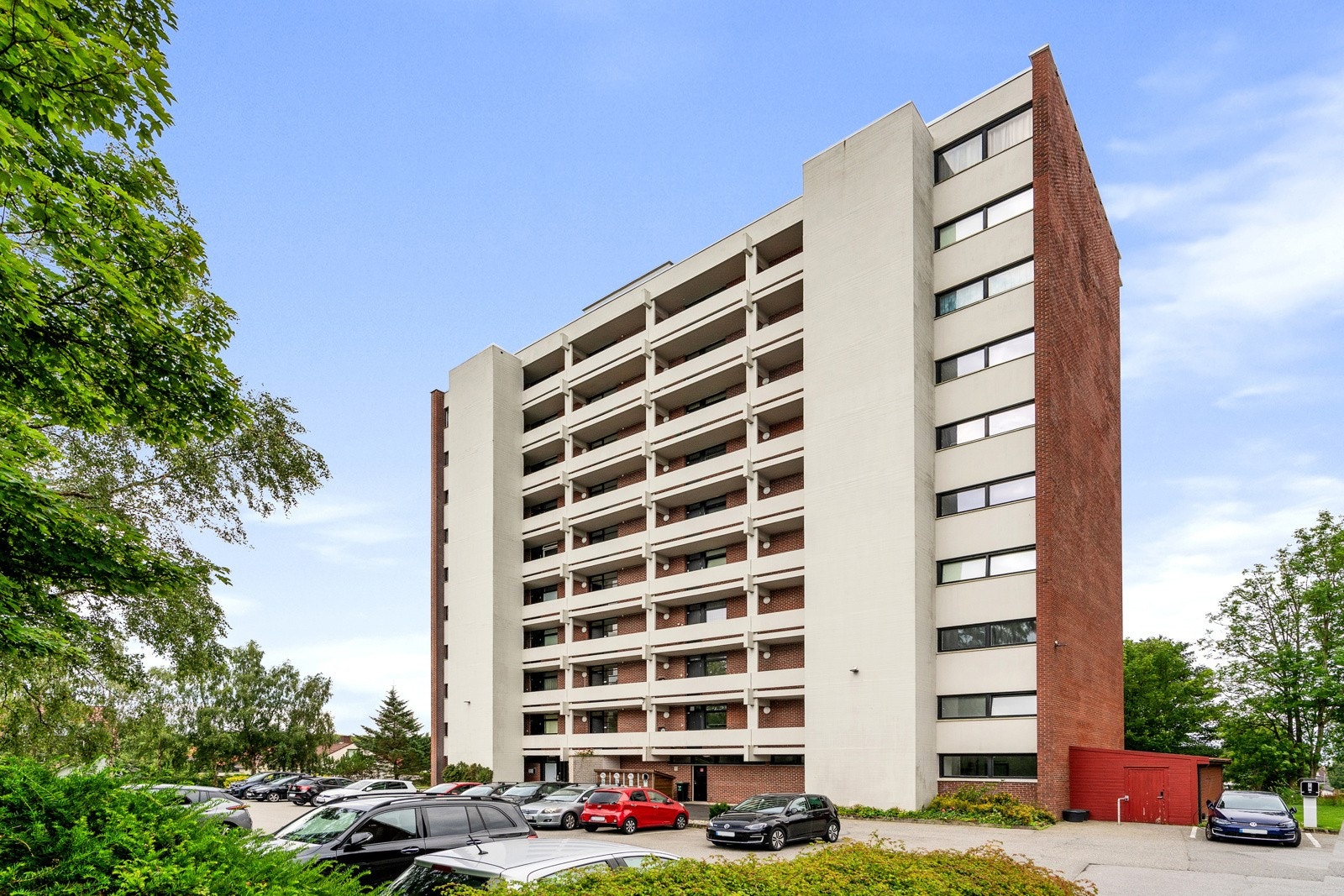 For dagligvarehandel ligger Coop Extra og Helgø Meny like ved. Sistnevnte har søndagsåpent. Galleribilde