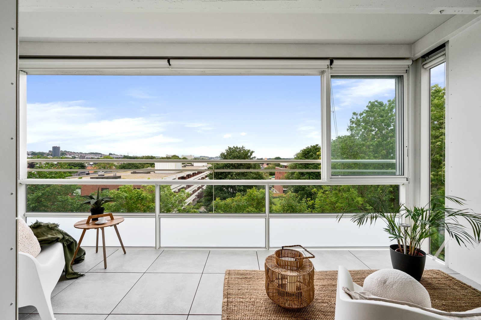 Innglasset balkong på 12 kvm med sol til ca. 21:30. Galleribilde