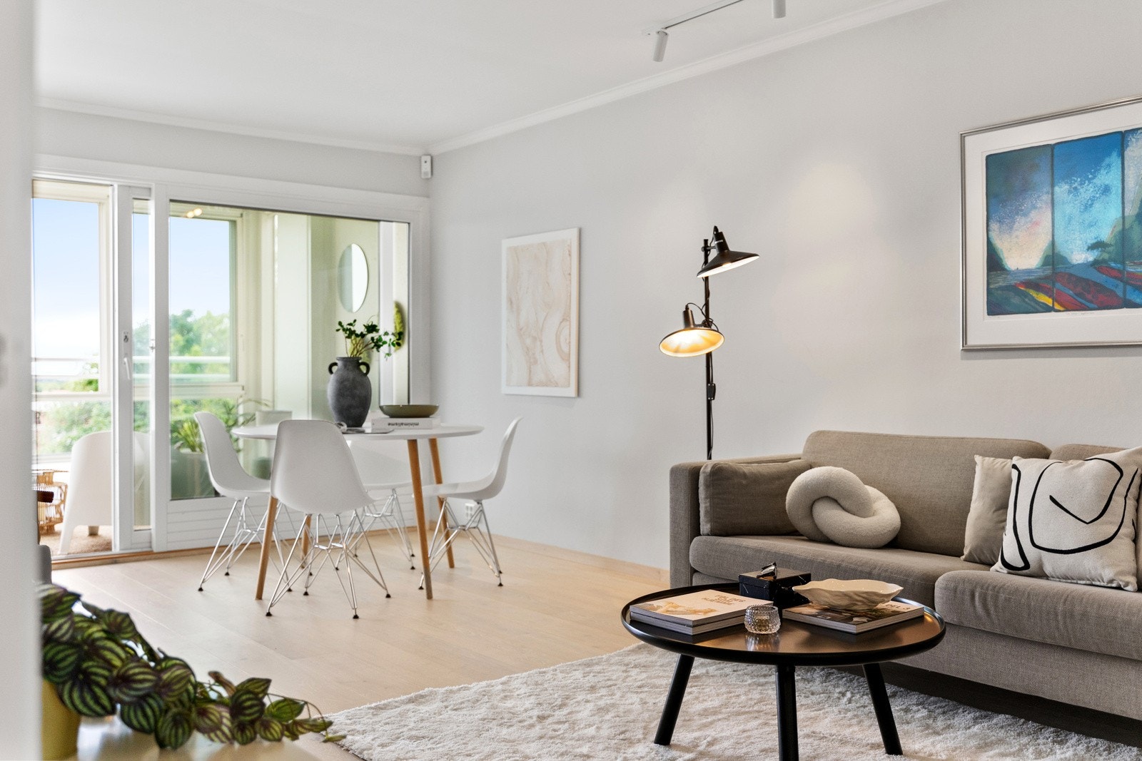 Stuen kan enkelt innredes i ulike soner. God plass til sofagruppe og spisegruppe. Galleribilde