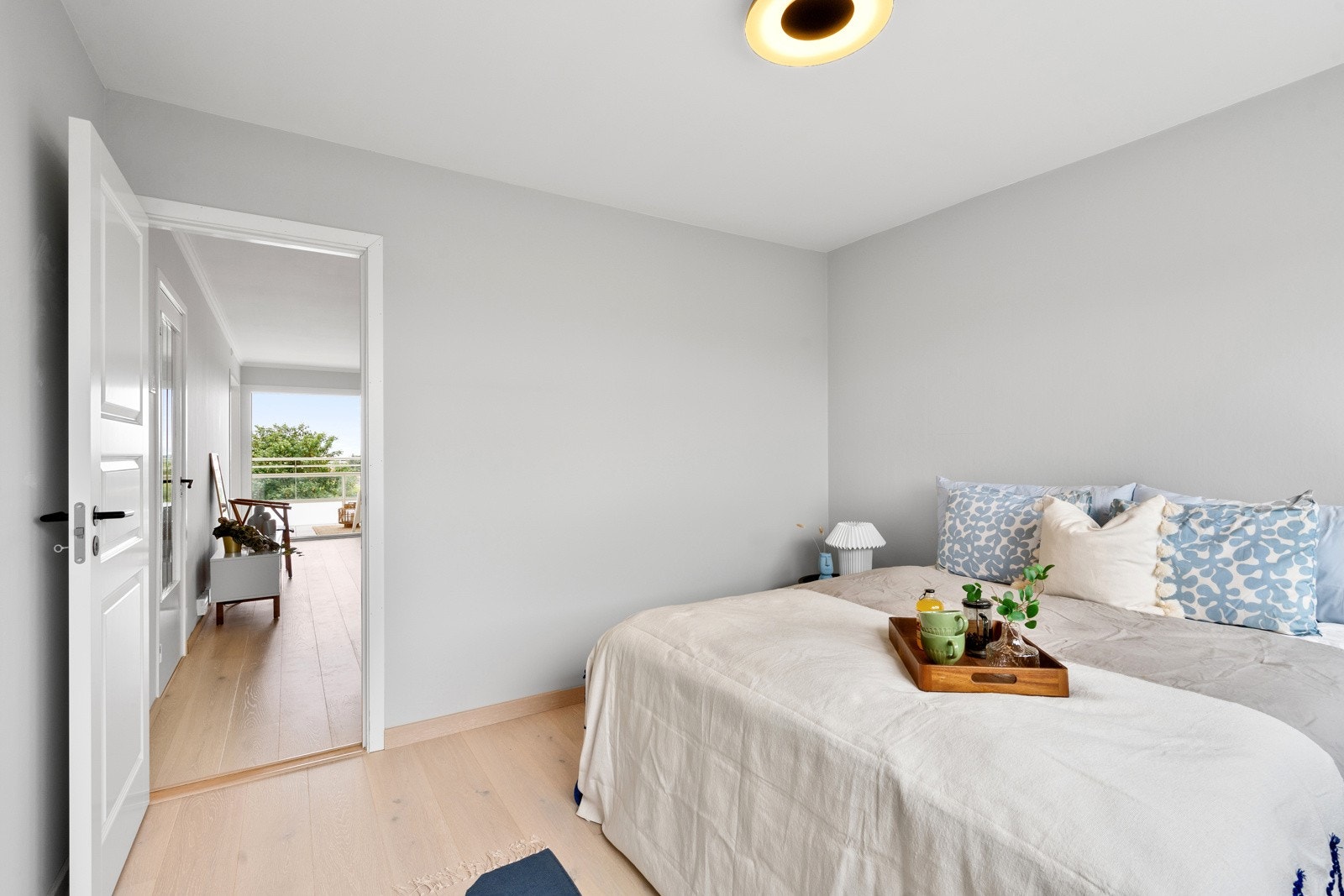 Usjenert soverom med god plass til stor seng og garderobeløsning. Galleribilde