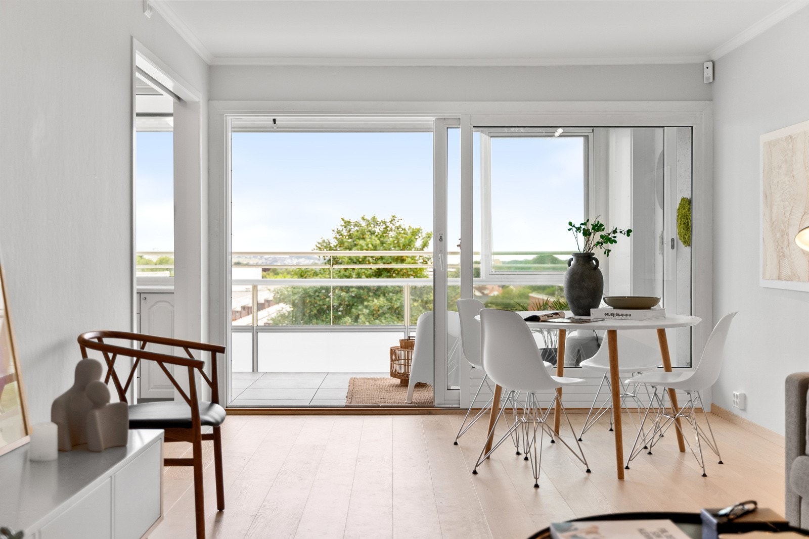 Fra stuen er det utgang til stor innglasset balkong. Galleribilde