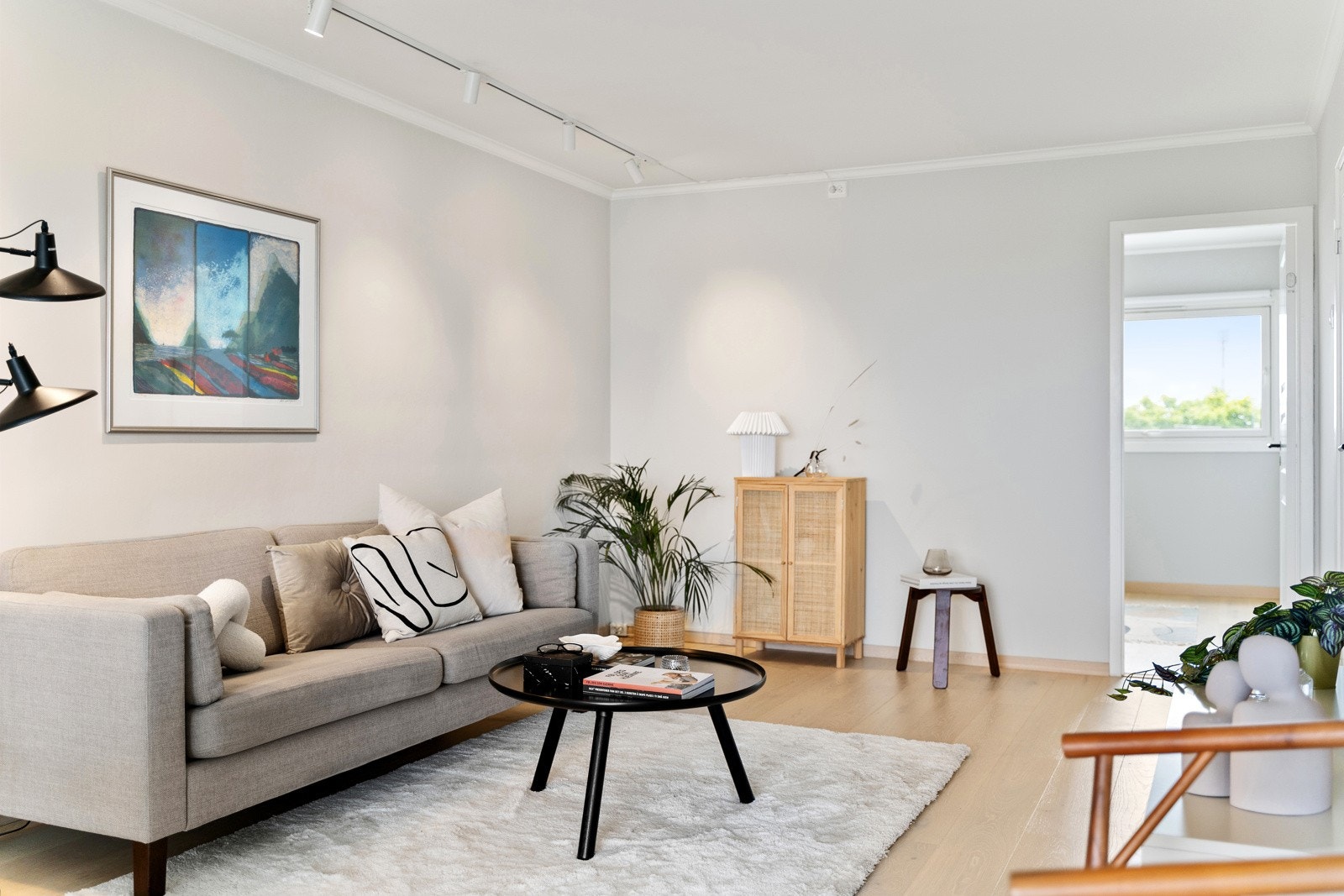 Hele leiligheten er malt (vegger og tak) i tidløse farger. Det er også enstavs eikeparkett fra Pergo. Galleribilde