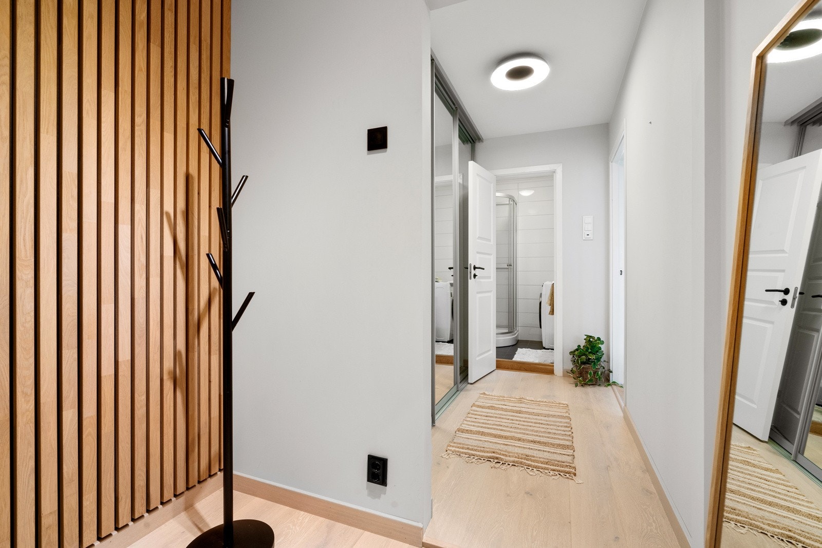 Svært innbydende entré med spiledetaljer og god skapplass. Galleribilde