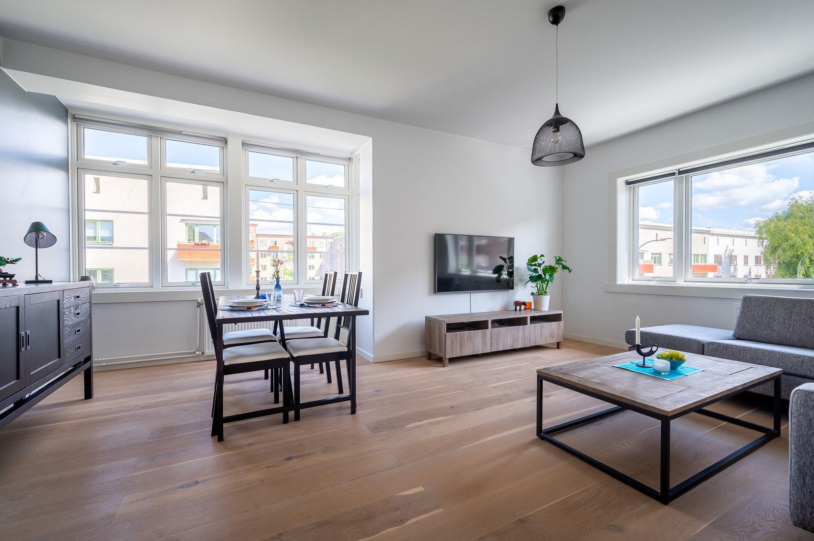 Stuen slipper inn rikelig med dagslys fra to sider. Galleribilde