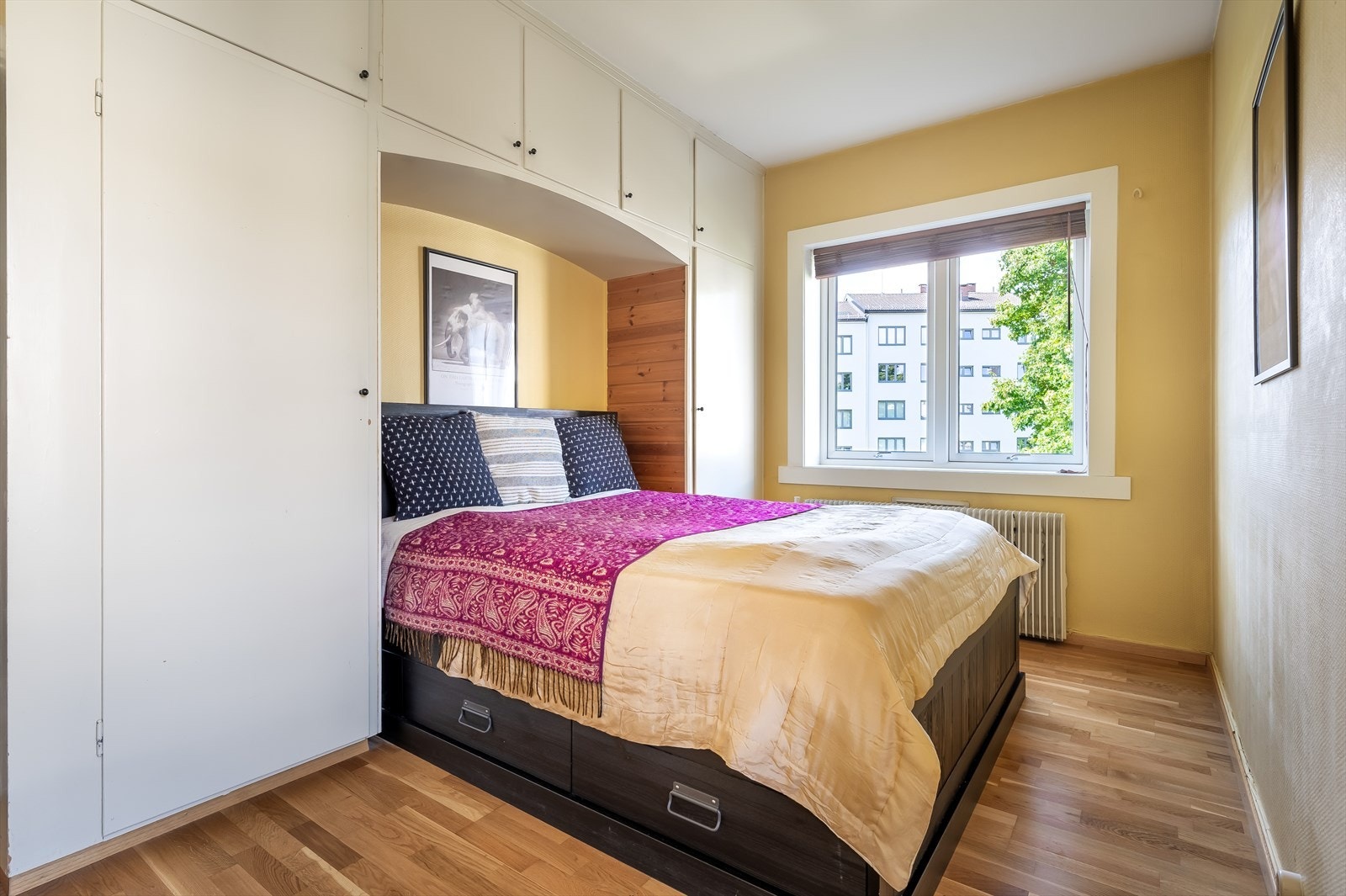 Soverommet har en meget praktisk plassbygget skapløsning. Galleribilde