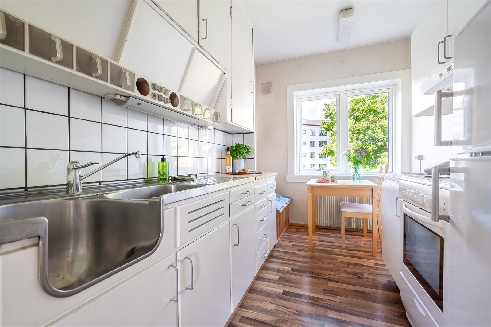 Deler av kjøkkenet ble pusset opp i 2003. Selger valgte å beholde overskap da de er velfungerende og godt bygget. Galleribilde