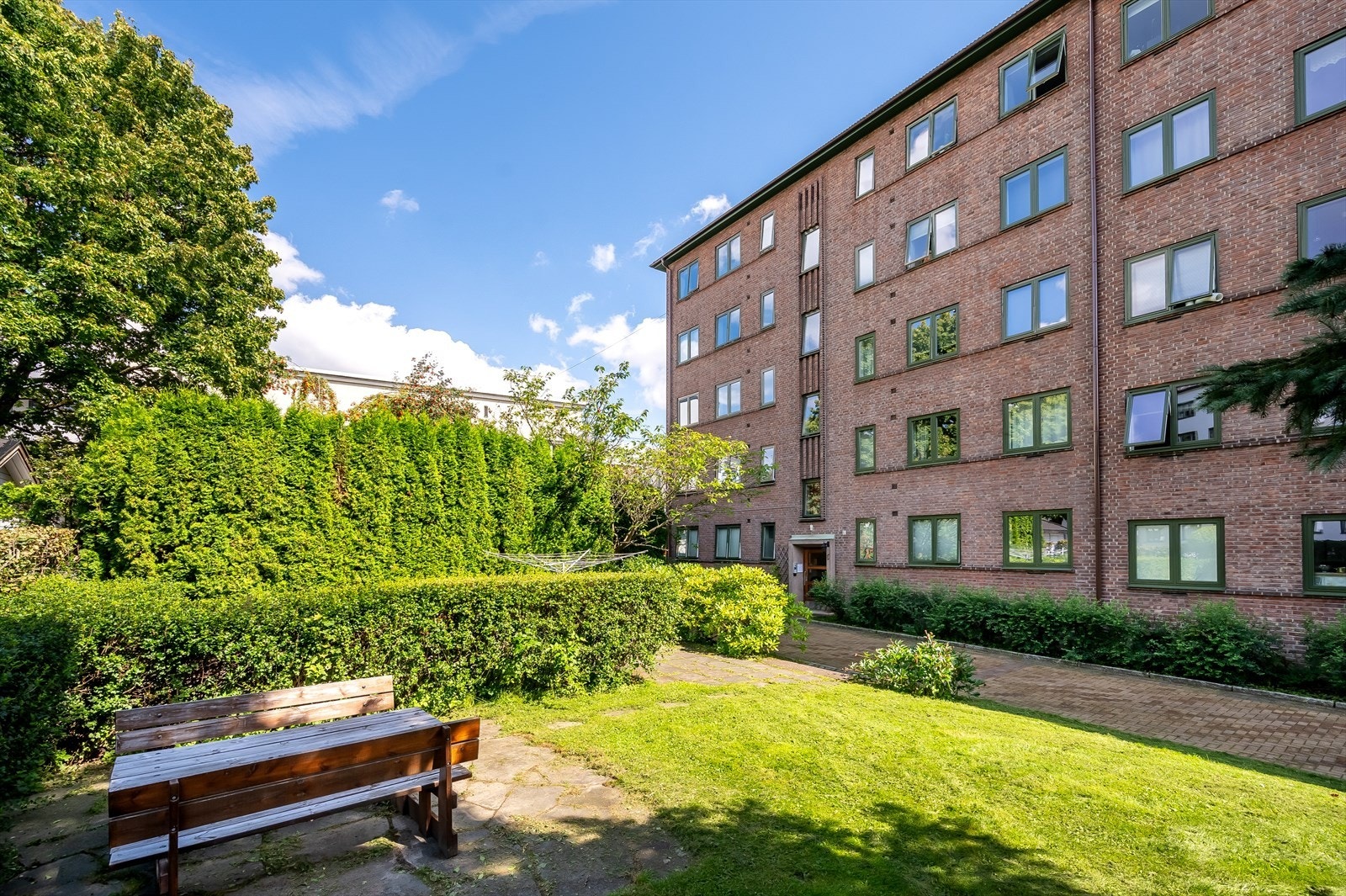 Hyggelig bakgård med sittegrupper og beplantining. Galleribilde