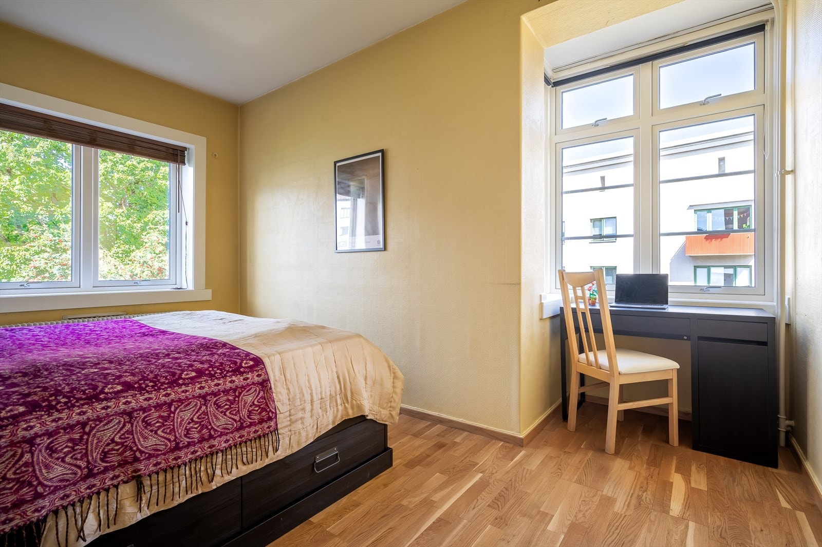 Soverommet er av god størrelse med plass til dobbeltseng og nattbord. Galleribilde